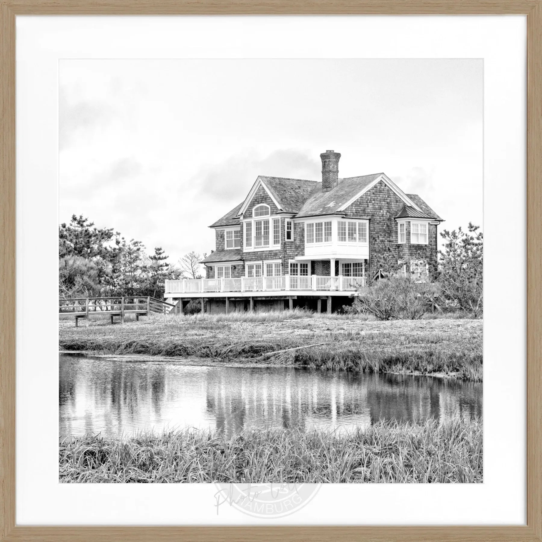Schwarz-weiß Poster mit Rahmen, Hamptons Long Island ‚Beach House‘, quadratisch 55x55 cm, von Cosman-Photocollection.