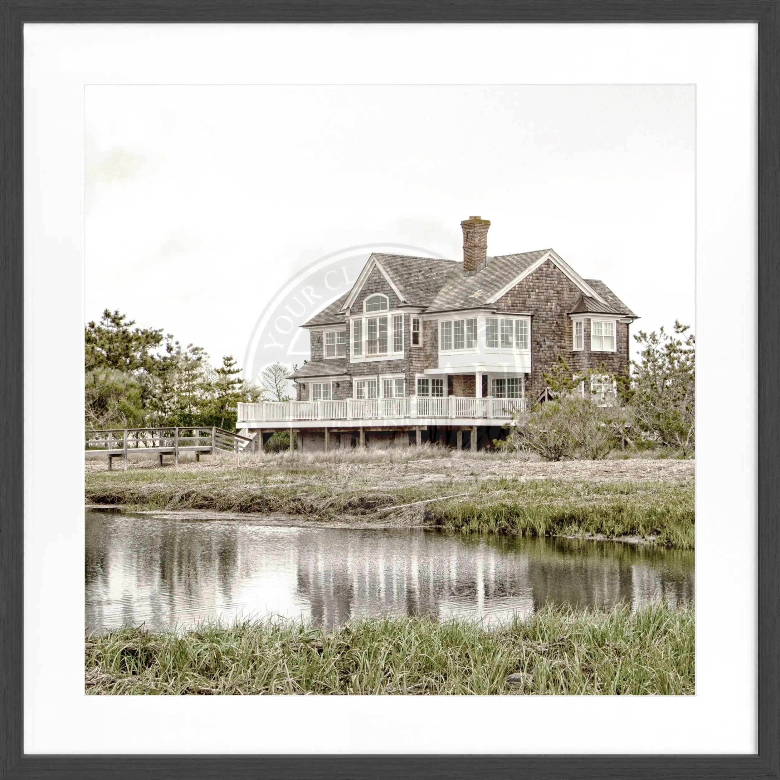 Schwarz-weiß Poster mit Rahmen von Cosman-Photocollection, Hamptons Long Island ’Beach House’ im quadratischen Format 55x55cm.