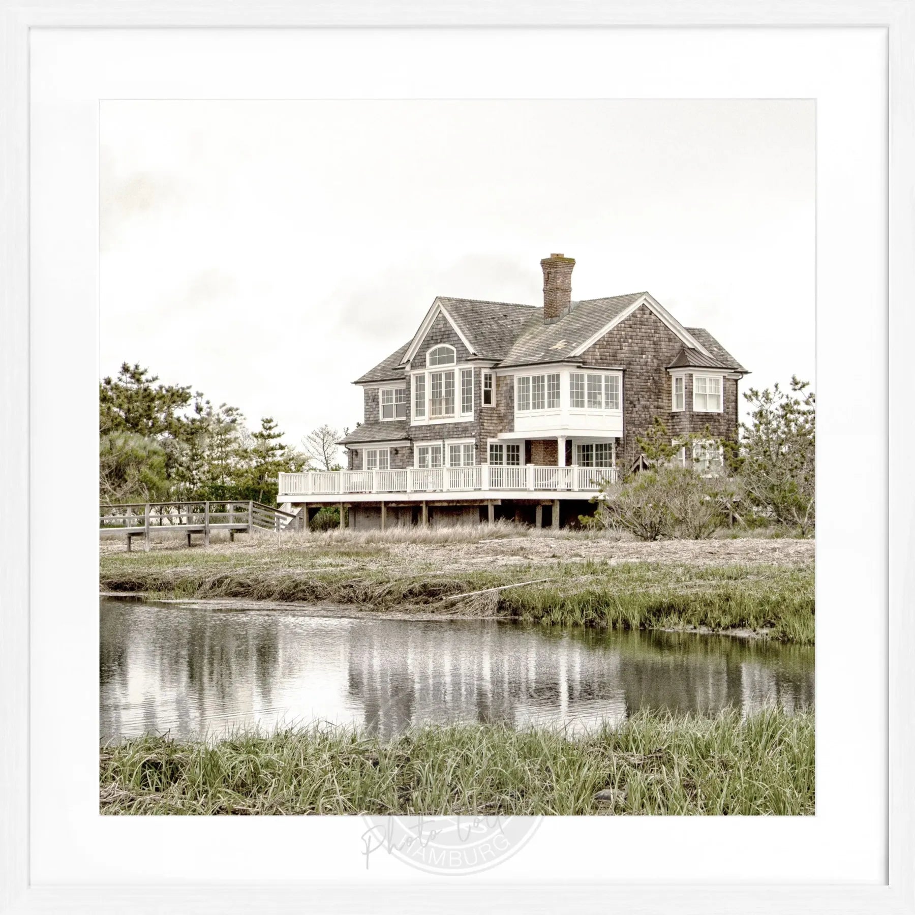 Schwarz-weiß Poster mit Rahmen von Cosman-Photocollection, Hamptons Long Island Beach House, quadratisches Wandbild, 55x55 cm