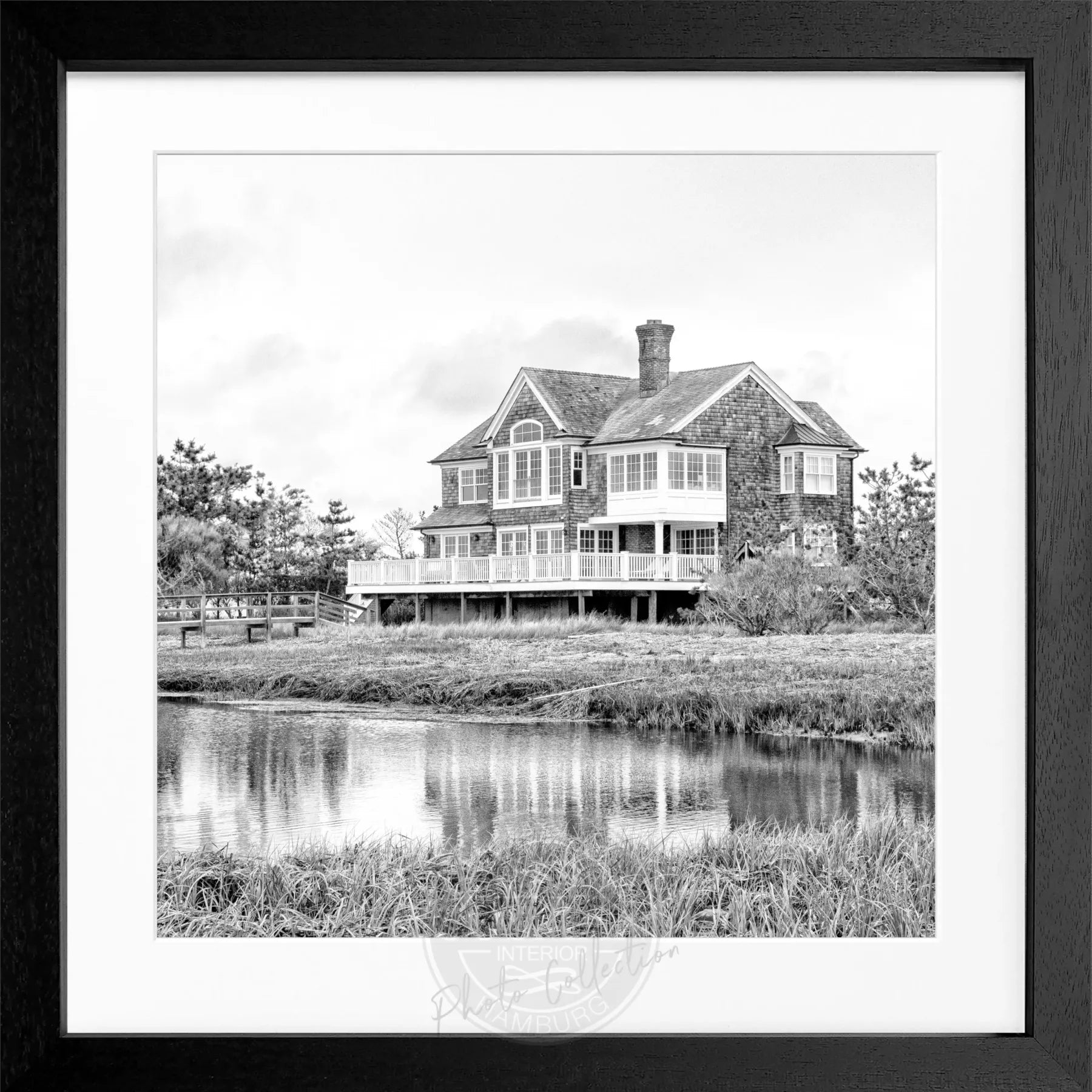 Schwarz-weiß Poster mit Rahmen, “Beach House” Hamptons Long Island, von Cosman-Photocollection, quadratisch 55x55cm.