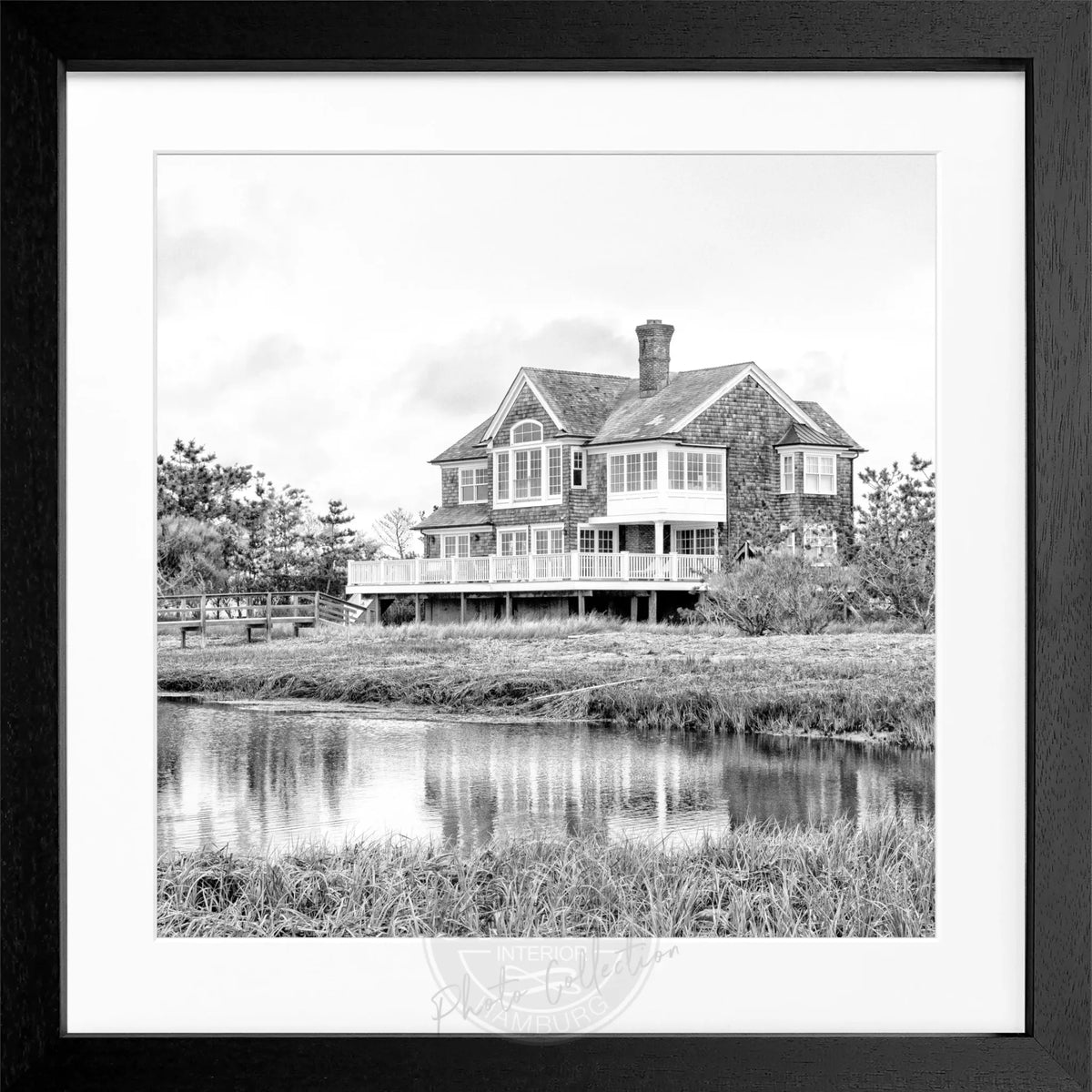 Schwarz-weiß Poster mit Rahmen, “Beach House” Hamptons Long Island, von Cosman-Photocollection, quadratisch 55x55cm.