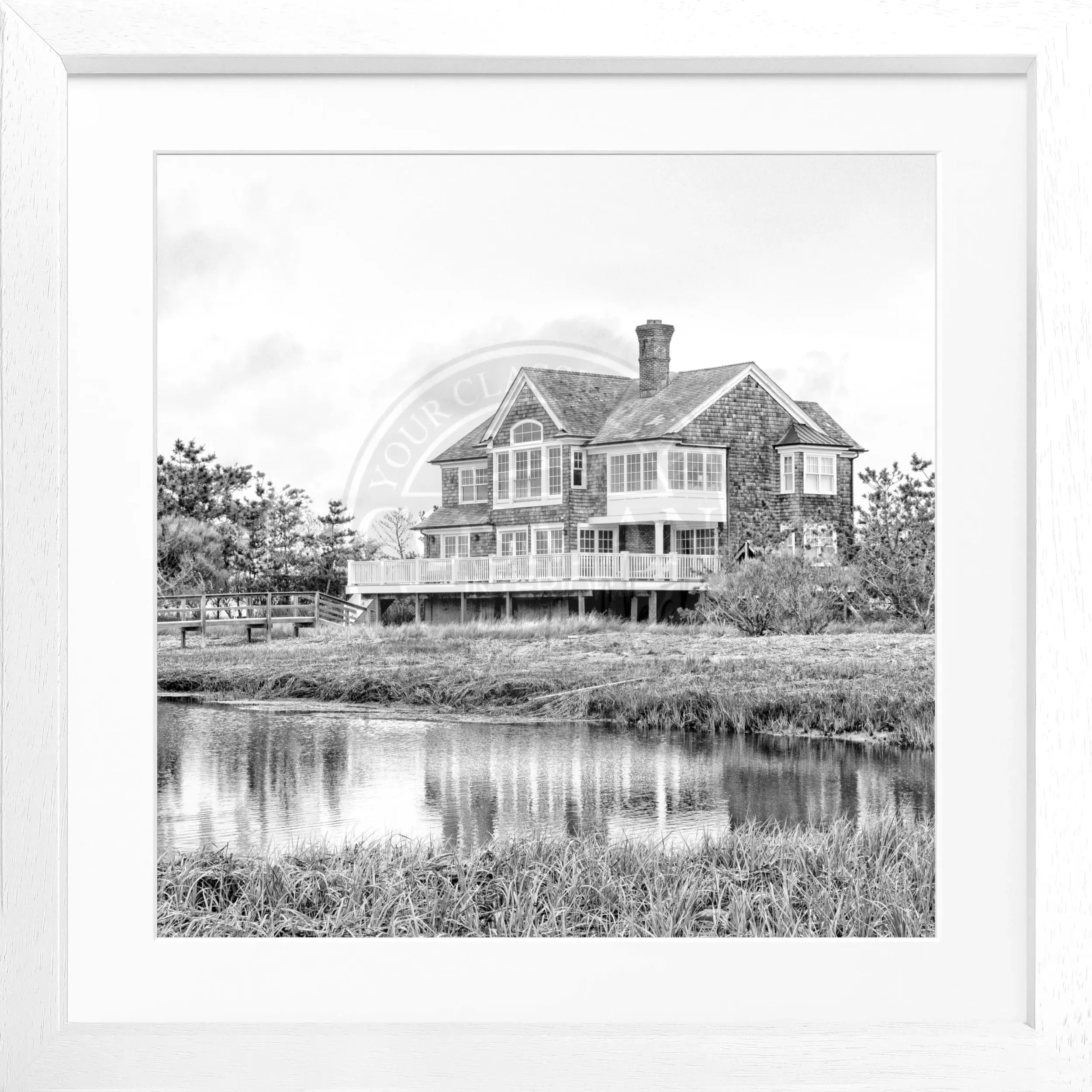 Schwarz-weiß Poster mit Rahmen, Hamptons Long Island Beach House Motiv, 55x55cm, von Cosman-Photocollection.