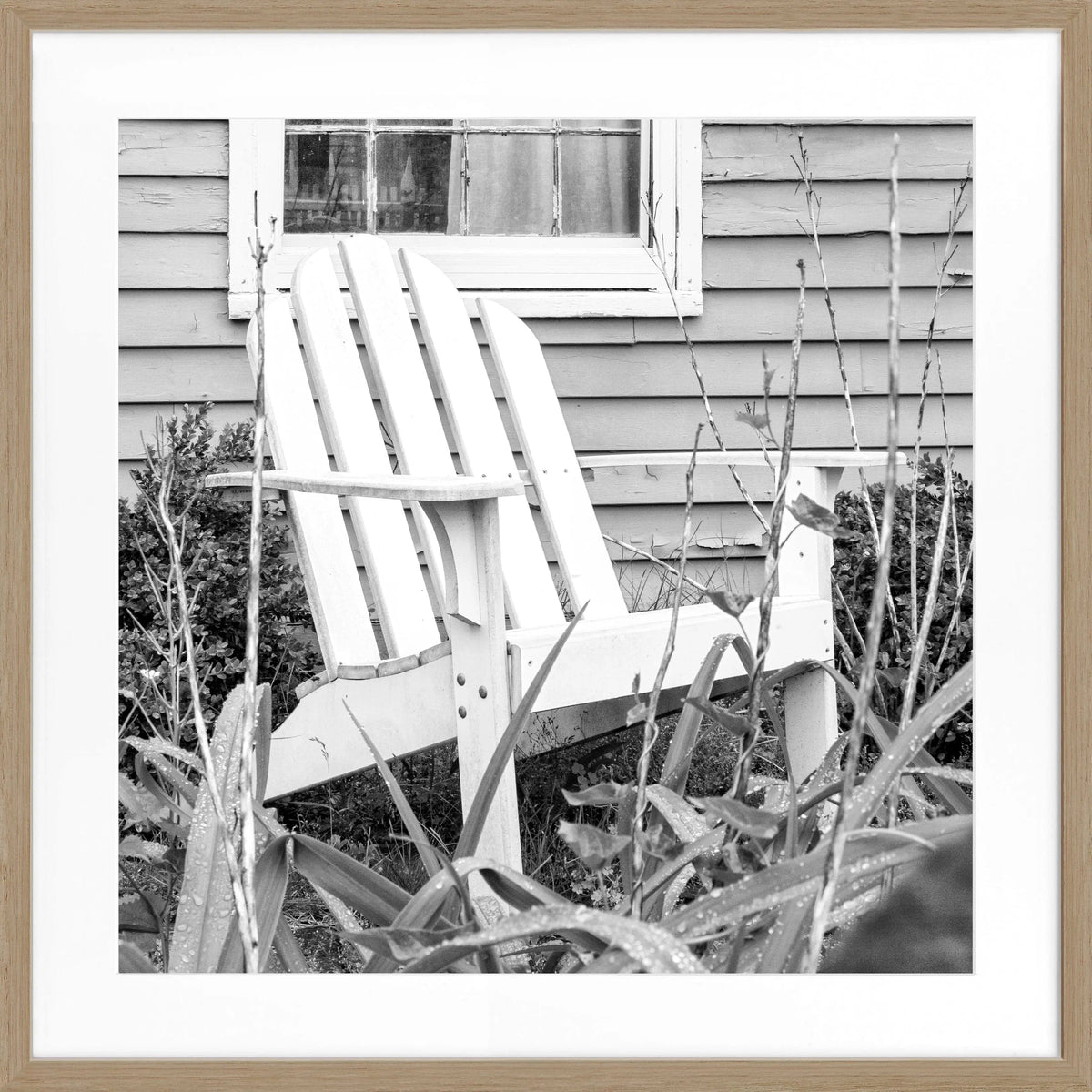 Schwarz-weiß Poster mit Rahmen, Hamptons Long Island Deckchair Motiv, Cosman-Photocollection, 55x55cm quadratisch