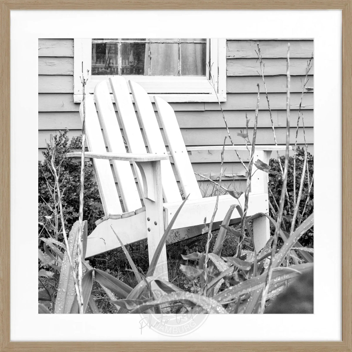 Schwarz-weiß Poster mit Rahmen, Hamptons Long Island Deckchair Motiv, Cosman-Photocollection, 55x55cm quadratisch