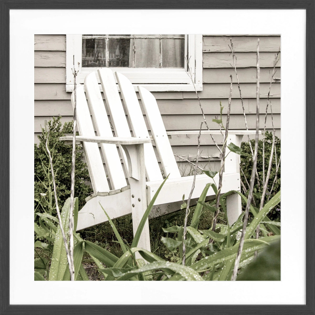 Schwarz-weiß Poster mit Rahmen, Hamptons Long Island Deckchair Motiv, von Cosman-Photocollection, quadratisch 55x55 cm