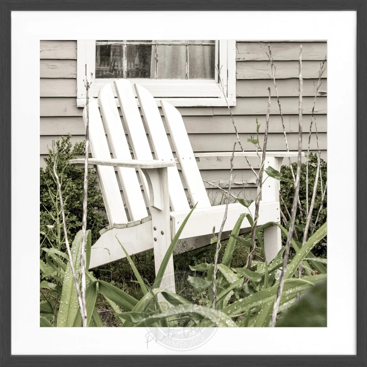 Schwarz-weiß Poster mit Rahmen, Hamptons Long Island Deckchair Motiv, von Cosman-Photocollection, quadratisch 55x55 cm