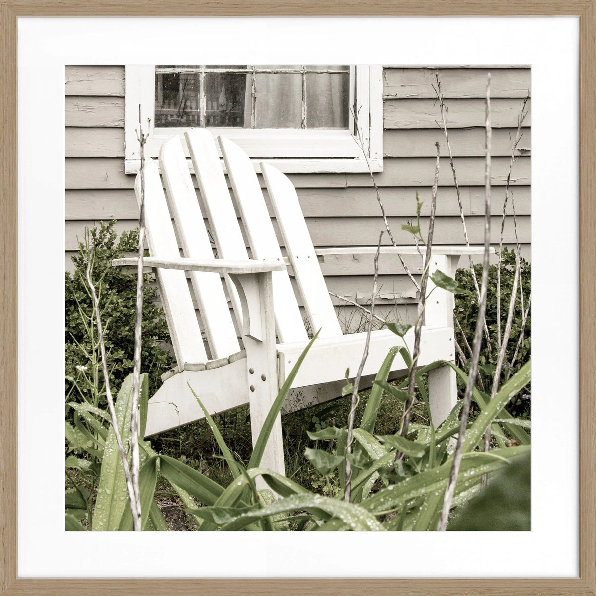 Schwarz-weiß Poster mit Rahmen von Cosman-Photocollection, Hamptons Long Island Deckchair Motiv, quadratisch 55x55cm