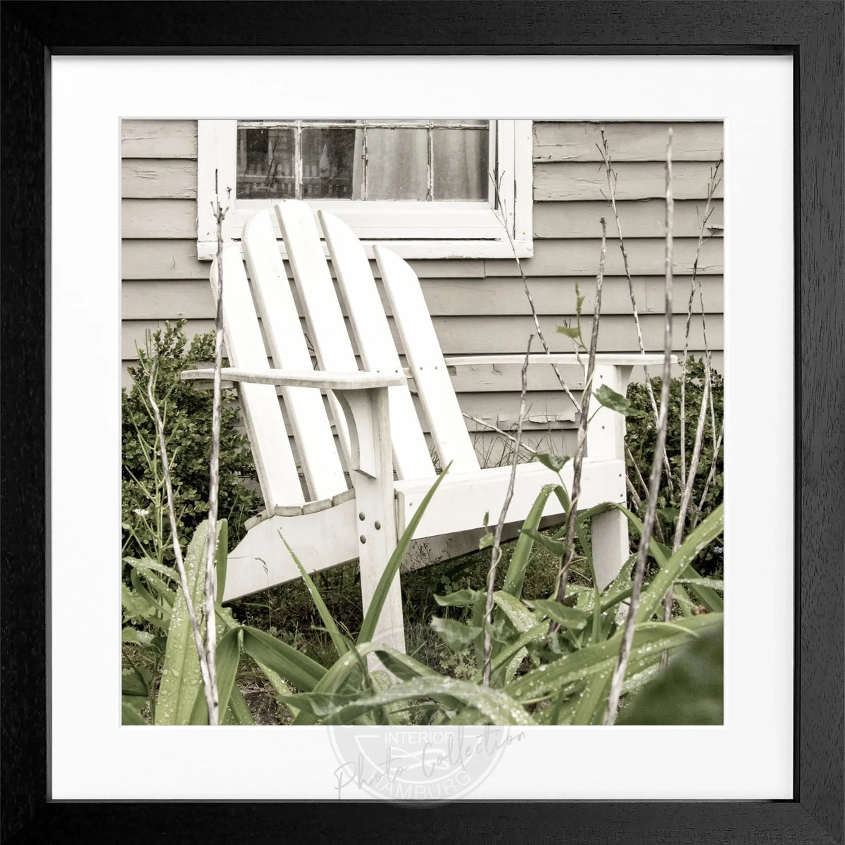 Schwarz-weiß Poster mit Rahmen, Hamptons Long Island Deckchair Motiv, von Cosman-Photocollection, 55x55cm, quadratisch.