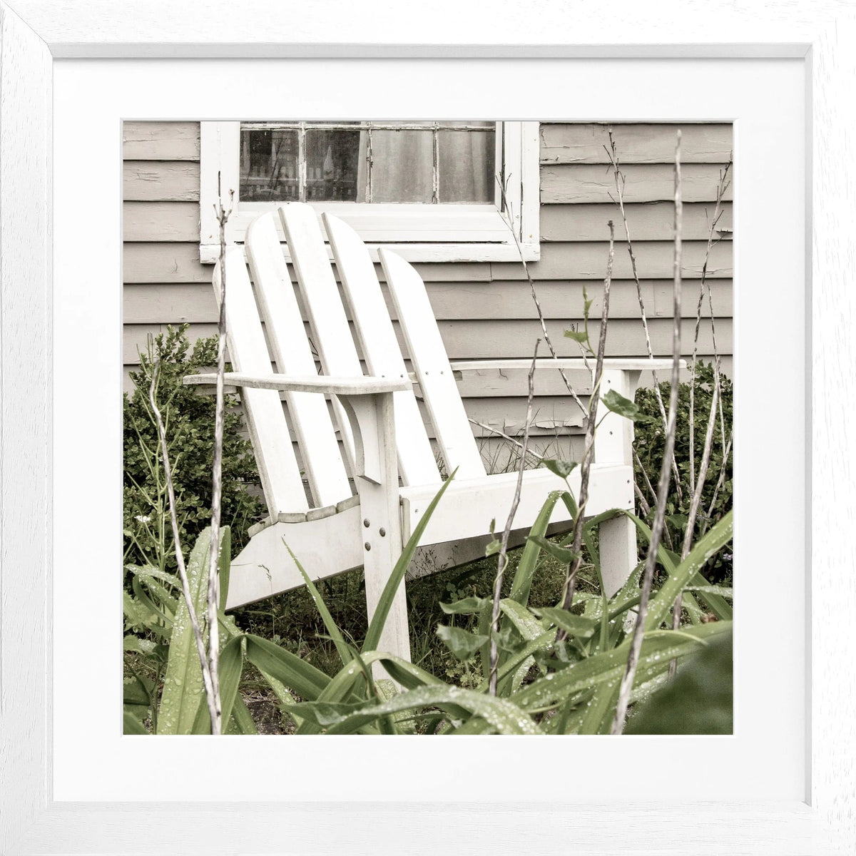 Schwarz-weiß Poster mit Rahmen, Hamptons Long Island Deckchair Motiv, von Cosman-Photocollection, quadratisch 55x55 cm.