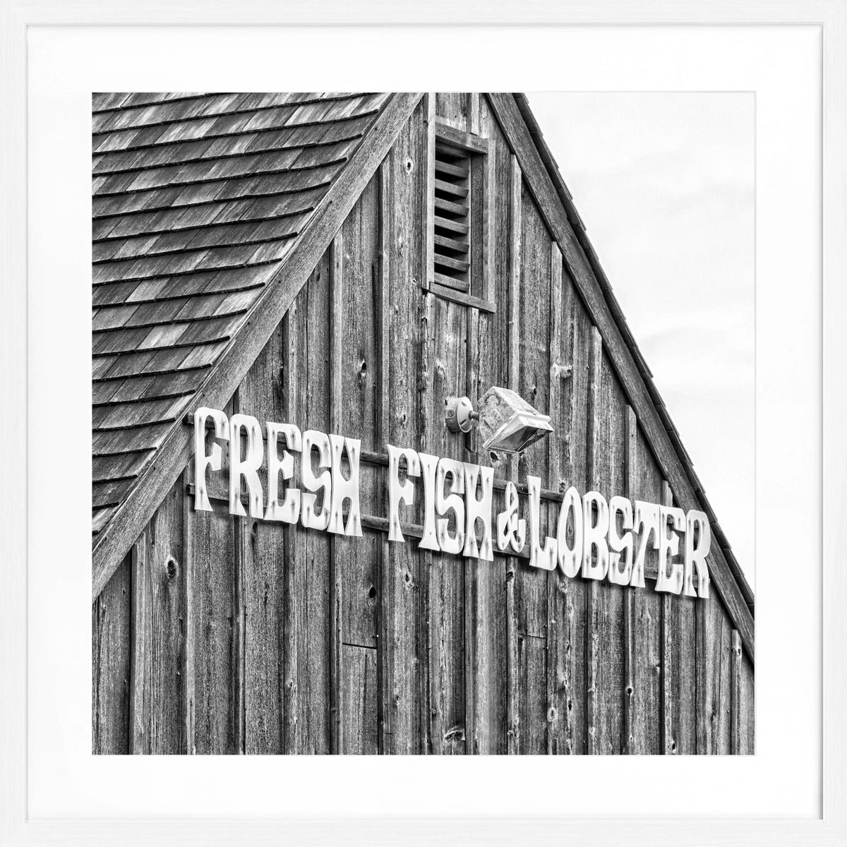 Schwarz-weiß Poster mit Rahmen, Hamptons Long Island ‘Fresh Fish’ von Cosman-Photocollection, quadratisch 55x55cm.