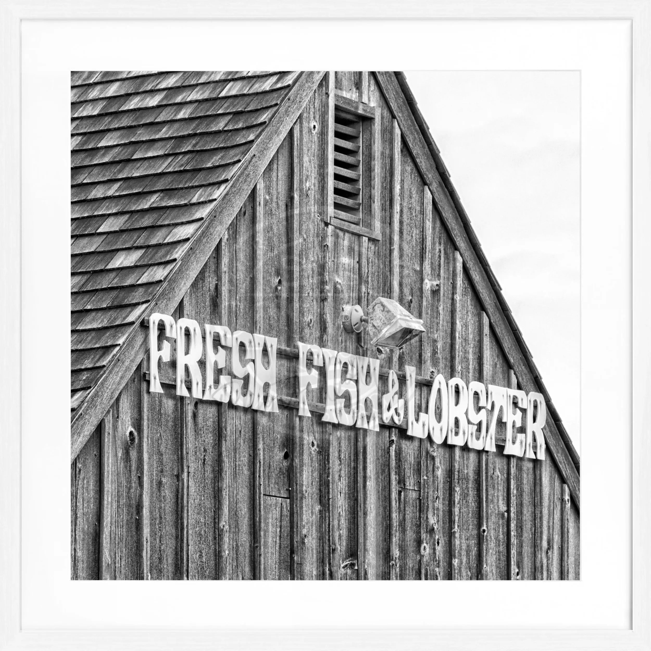 Schwarz-weiß Poster mit Rahmen, Hamptons Long Island ‘Fresh Fish’ von Cosman-Photocollection, quadratisch 55x55cm.