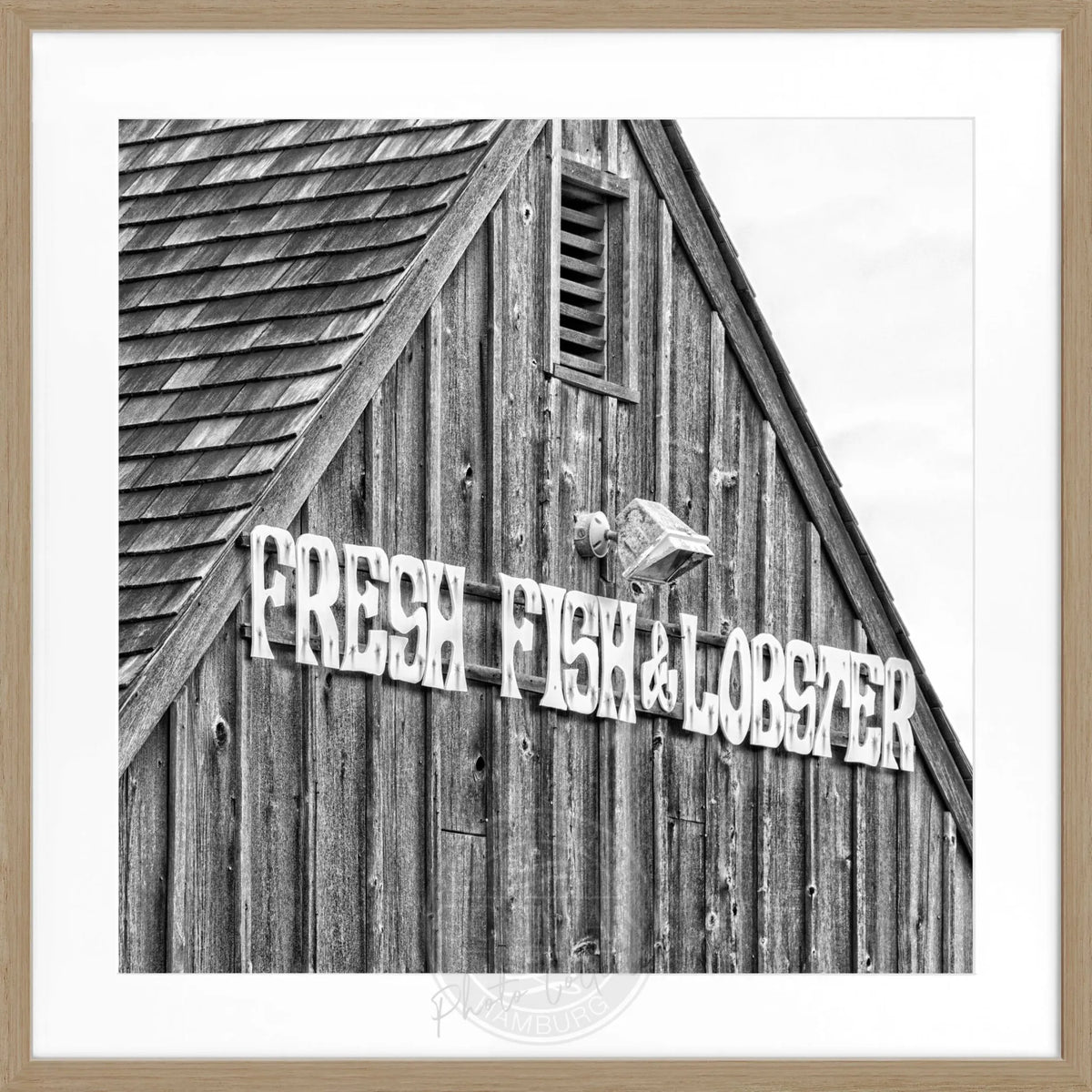Schwarz-weiß Poster mit Rahmen, Hamptons Long Island 'Fresh Fish', von Cosman-Photocollection, quadratisches Format 55x55 cm