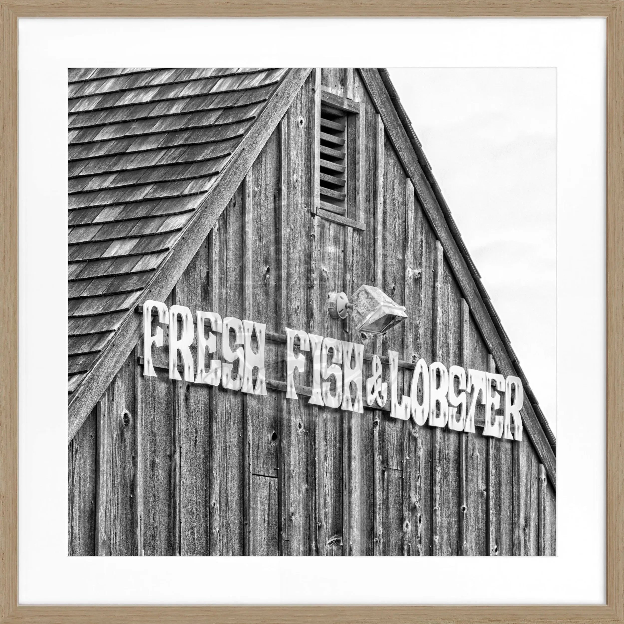 Schwarz-weiß Poster mit Rahmen, Hamptons Long Island 'Fresh Fish', von Cosman-Photocollection, quadratisches Format 55x55 cm