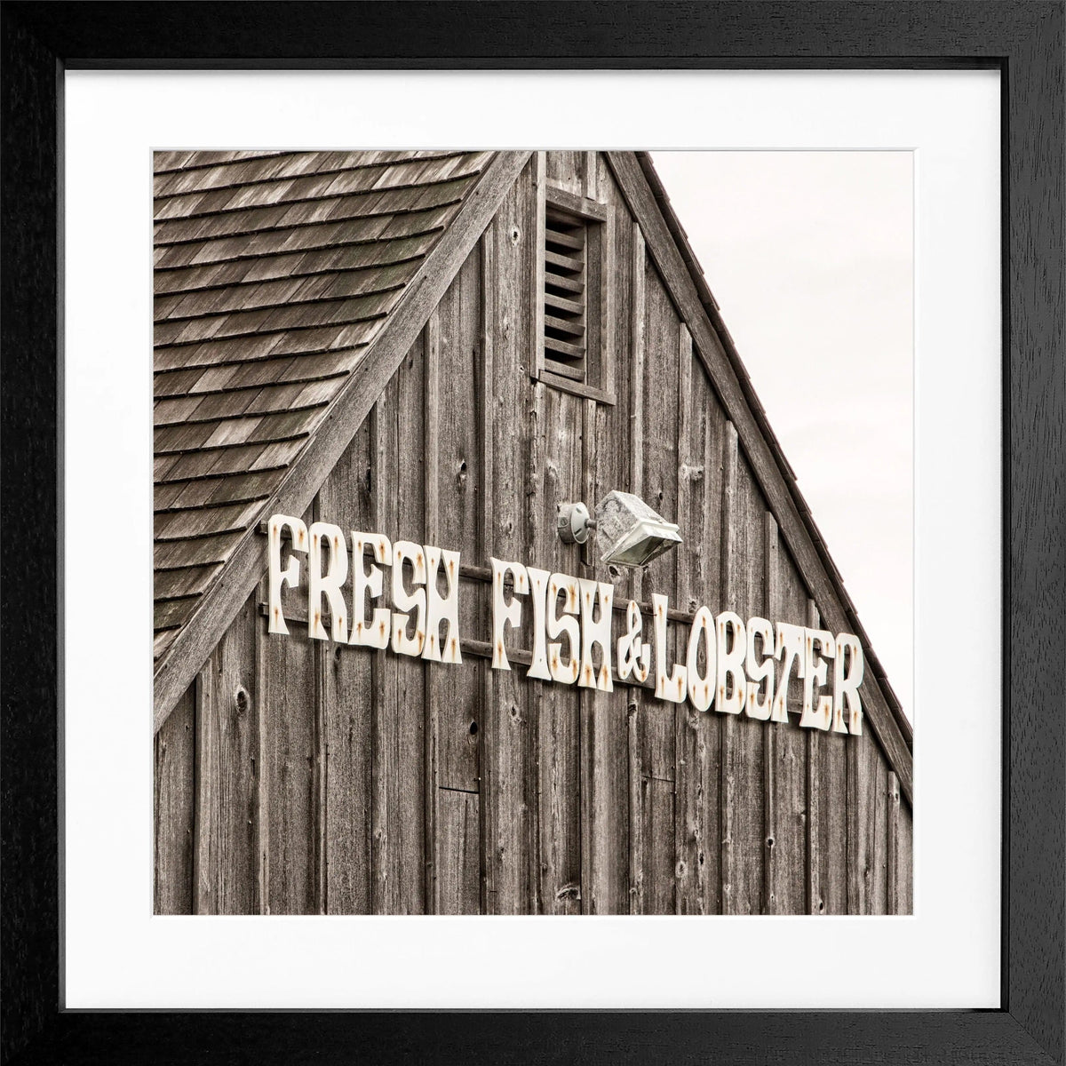 Schwarz-weiß Poster mit Rahmen, Hamptons Long Island ’Fresh Fish’ von Cosman-Photocollection, quadratisch 55x55 cm.