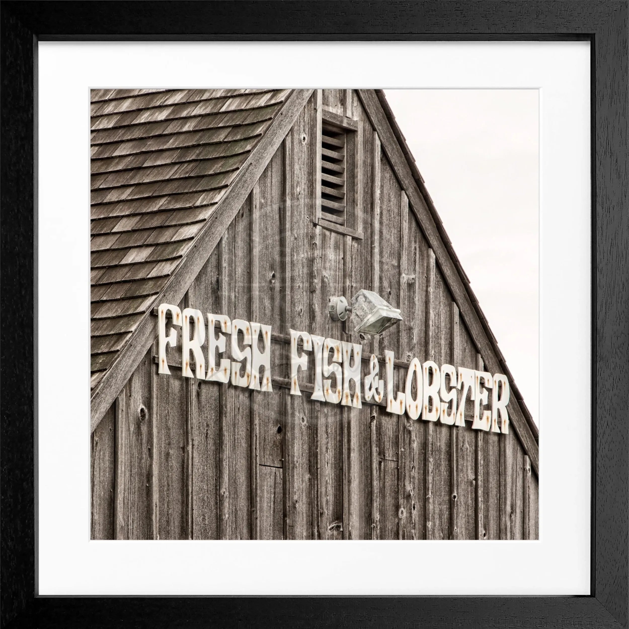 Schwarz-weiß Poster mit Rahmen, Hamptons Long Island ’Fresh Fish’ von Cosman-Photocollection, quadratisch 55x55 cm.