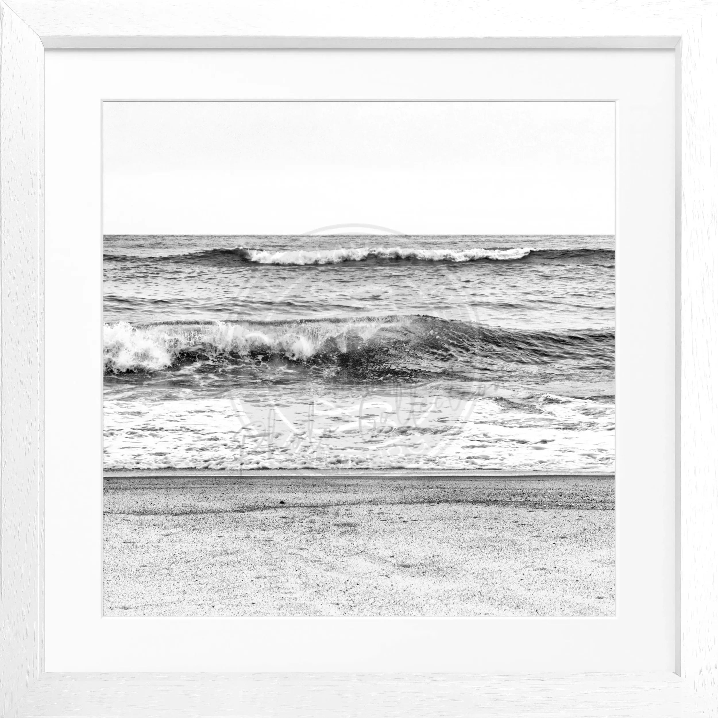Schwarz-weiß Poster mit Rahmen von Cosman-Photocollection, Hamptons Long Island ’Ocean’ im quadratischen Format 55x55cm
