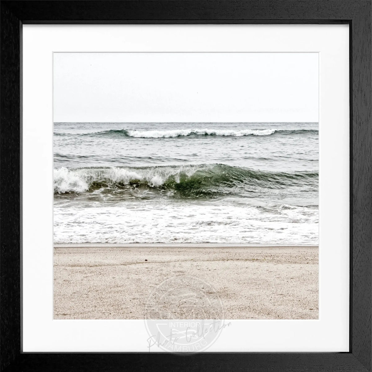 Schwarz-weiß Poster mit Rahmen, Hamptons Long Island ’Ocean’ von Cosman-Photocollection, quadratisch 55x55 cm.