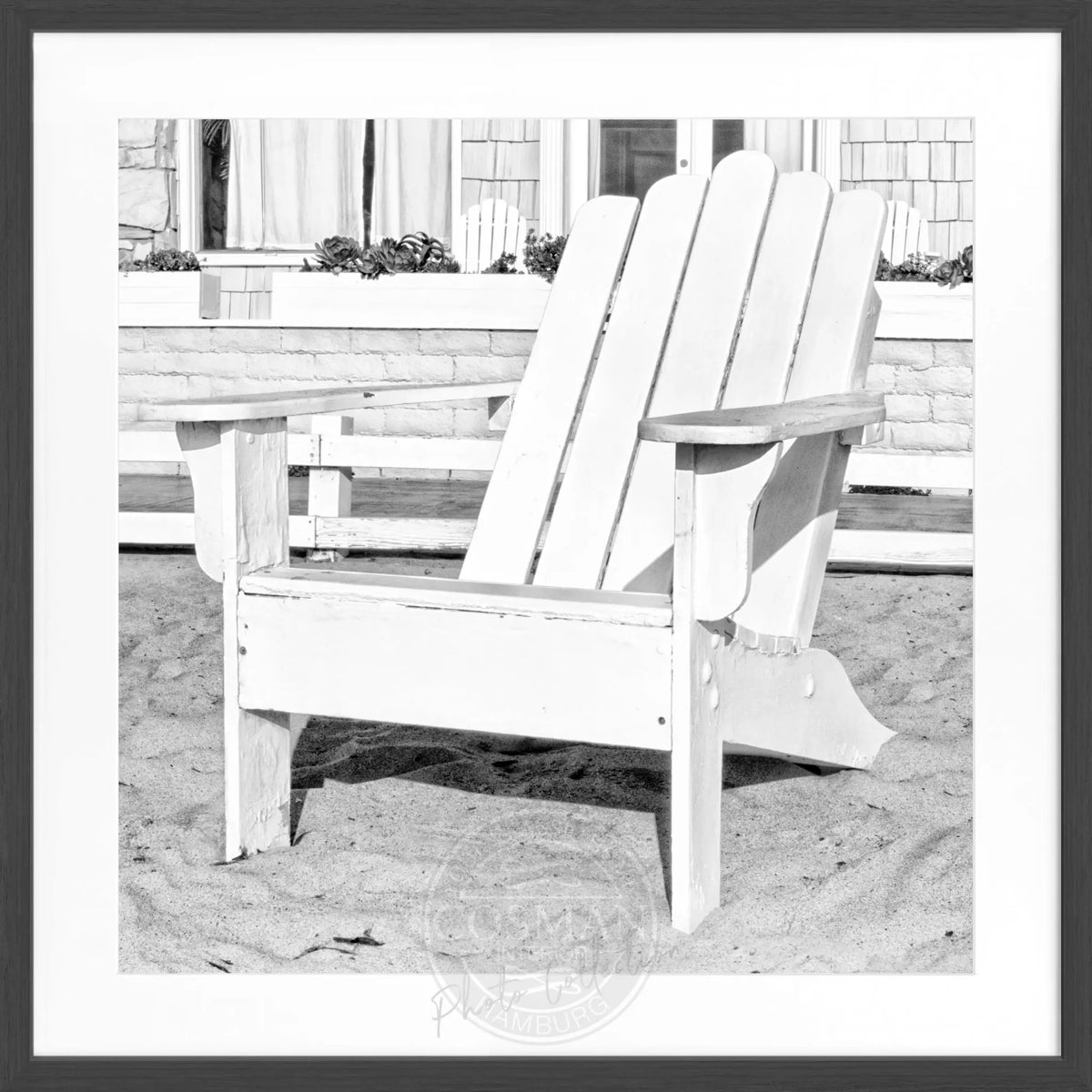 Schwarz-weißes Poster mit Rahmen von Cosman-Photocollection, Kalifornien Deckchair, quadratisches Format 55x55 cm, stilvolles Wandbild