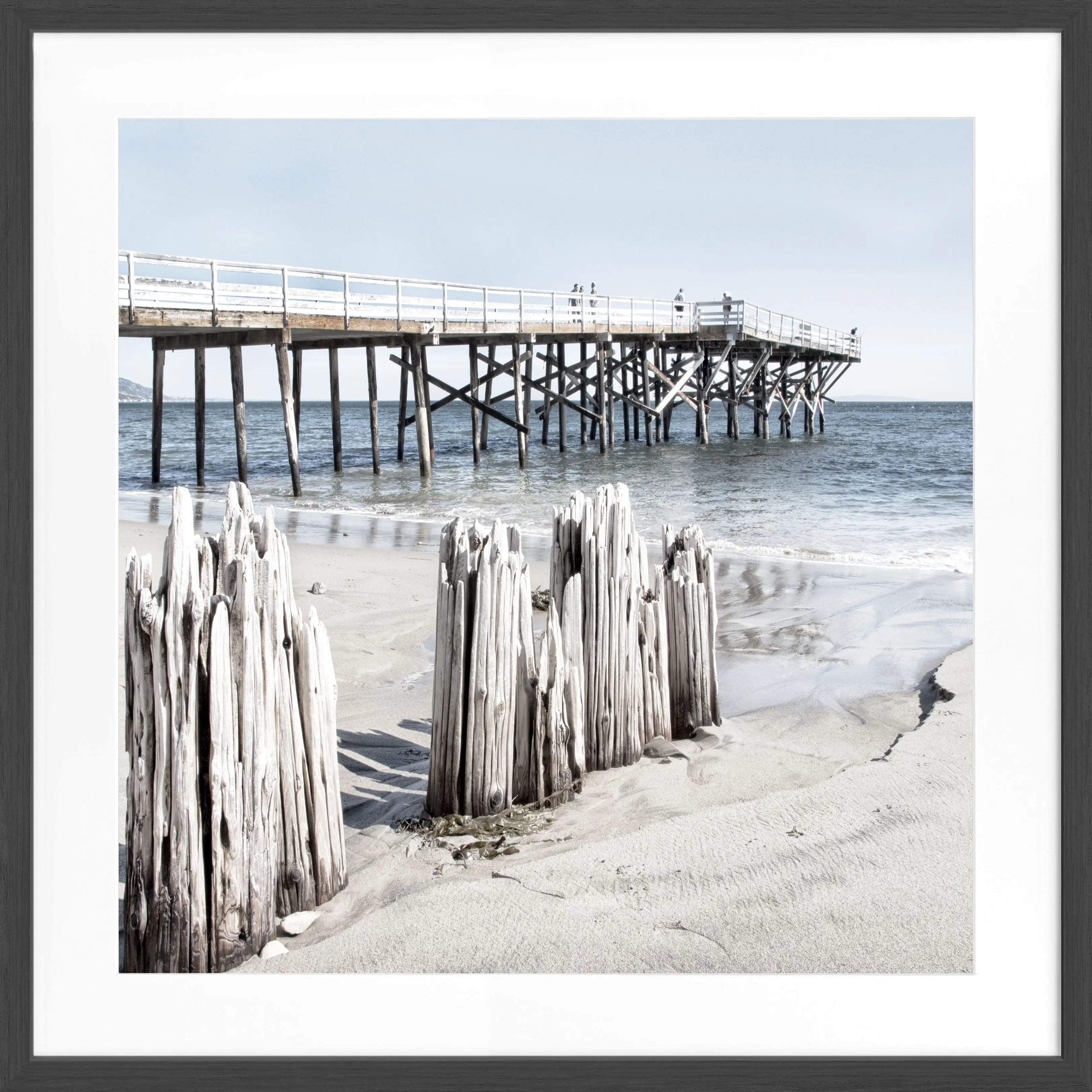 Schwarz-weiß Poster mit Rahmen von Malibu Beach, Kalifornien, von Cosman-Photocollection, quadratisch 55x55cm.