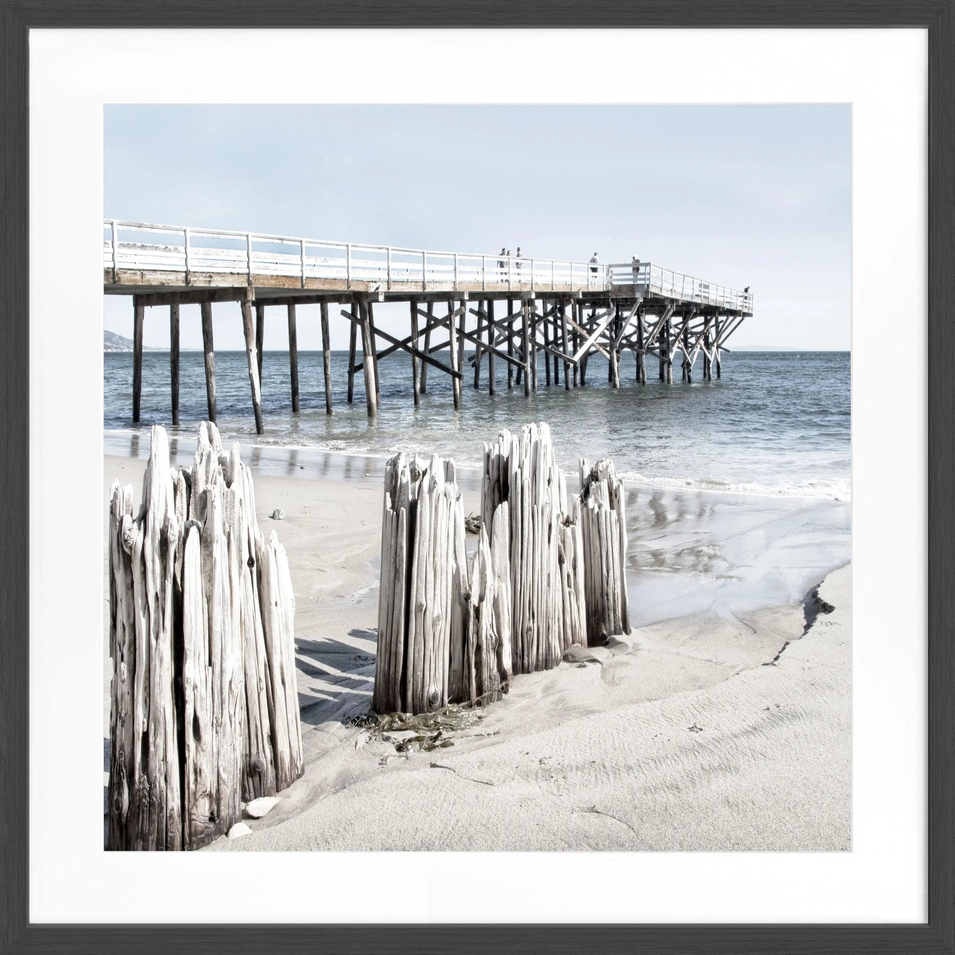 Schwarz-weißes Poster mit Rahmen von Cosman-Photocollection, Kalifornien Malibu Beach, quadratisch, 55x55 cm, Wanddekoration