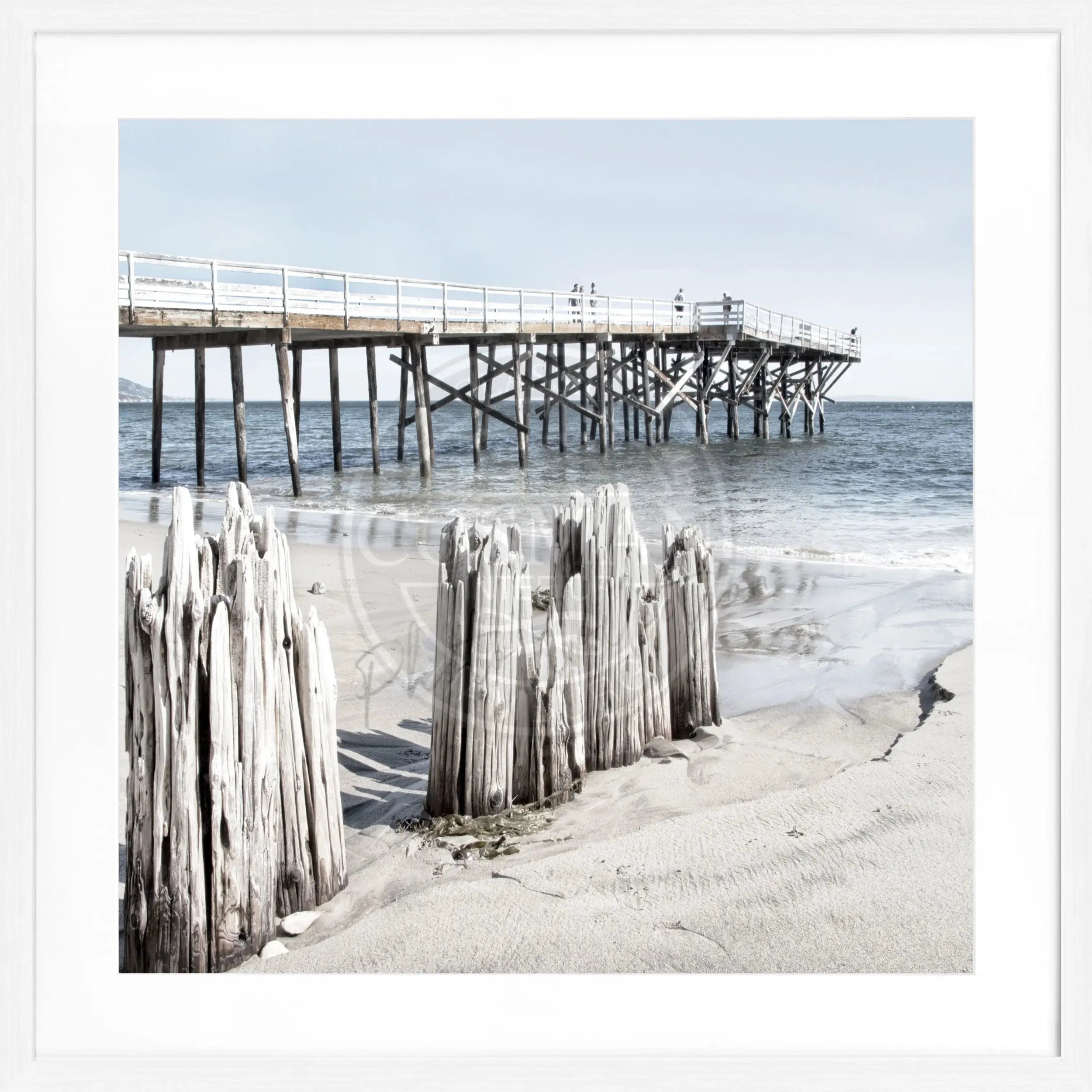 Schwarz-weiß Poster mit Rahmen von Kalifornien Malibu Beach, quadratisch, 55x55cm, von Cosman-Photocollection