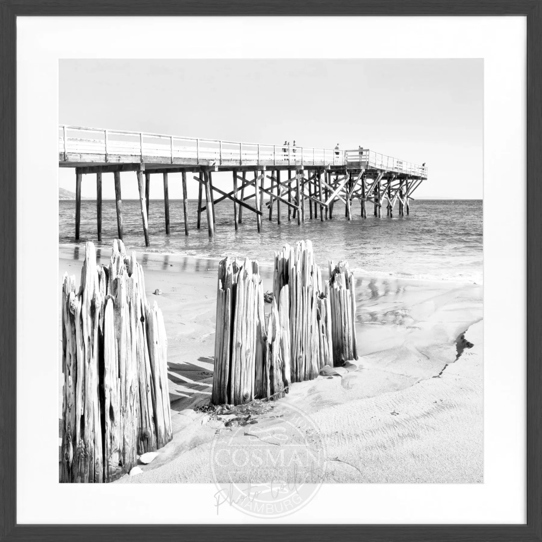 Schwarzes und weißes Poster mit Rahmen, Kalifornien Malibu Beach Motiv, quadratisch, 55x55 cm, von Cosman-Photocollection