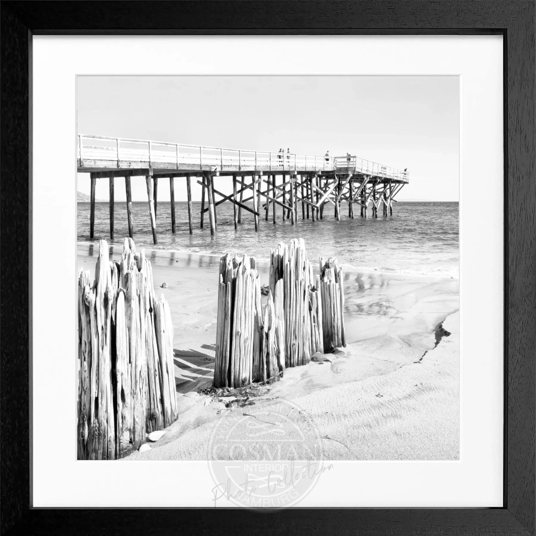Schwarz-weißes Poster mit Rahmen, Kalifornien Malibu Beach, quadratisches Format, von Cosman-Photocollection