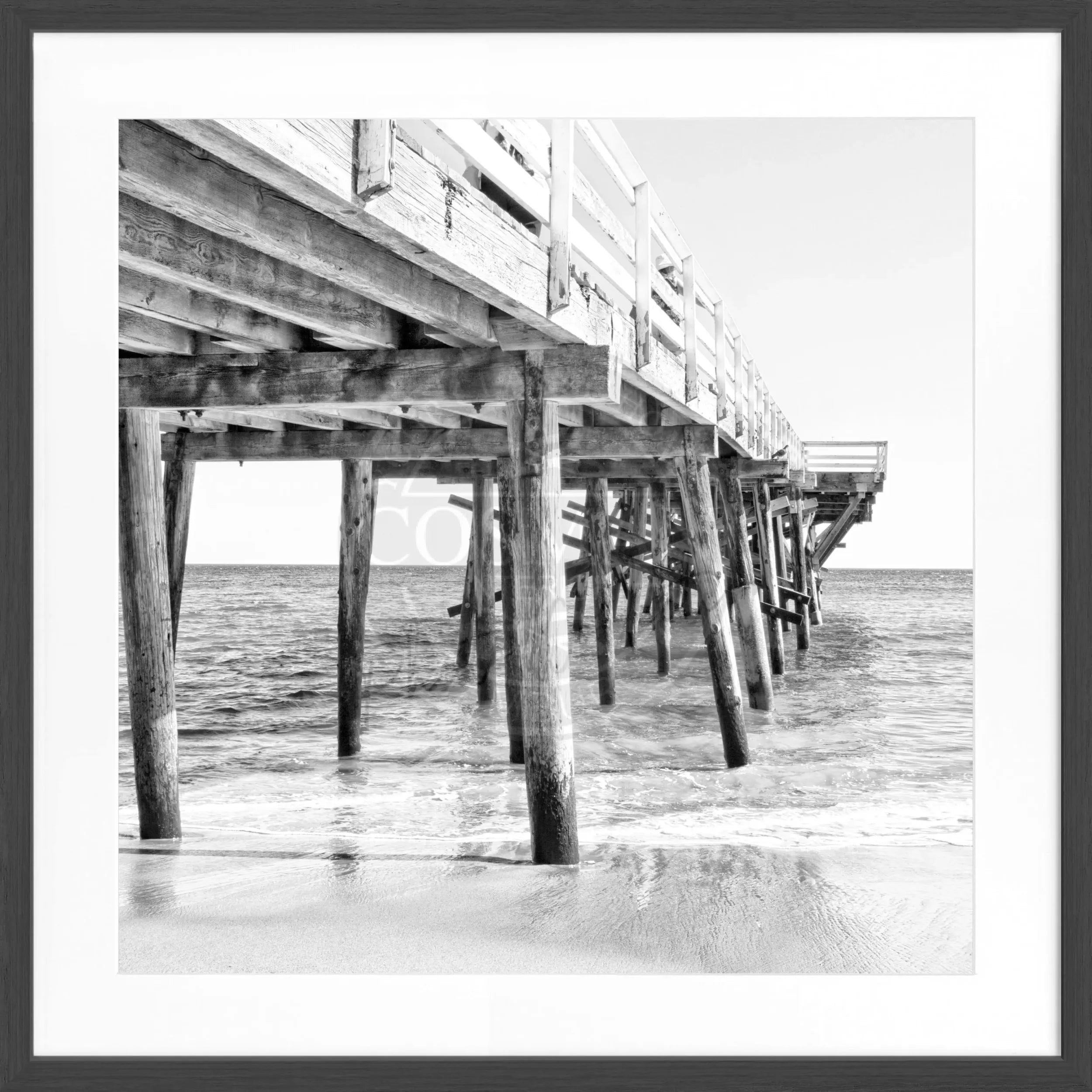 Schwarz-weiß Poster mit Rahmen von Malibu Pier in Kalifornien, quadratisch, 55x55cm, von Cosman-Photocollection