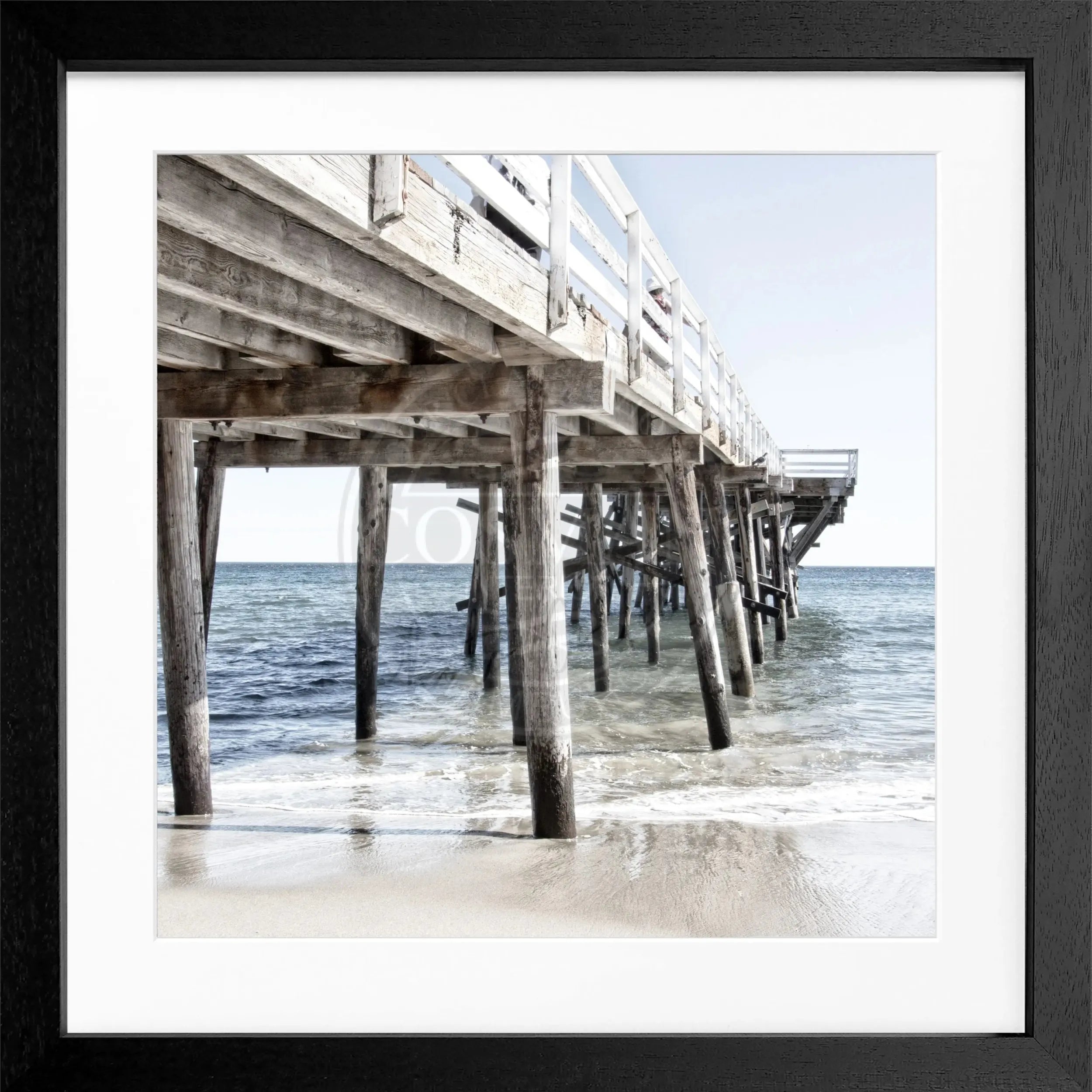Schwarz-weiß Poster mit Rahmen von Cosman-Photocollection, Kalifornien Malibu Pier, quadratisch 55x55 cm, Wanddekoration