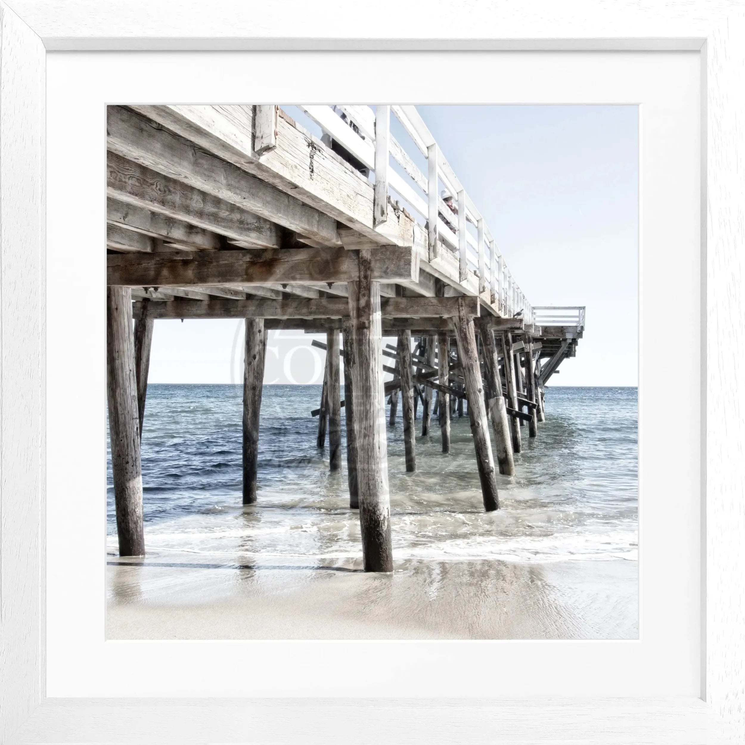 Schwarz-weiß Poster von Malibu Pier in Kalifornien, gerahmt, im quadratischen Format, von Cosman-Photocollection.