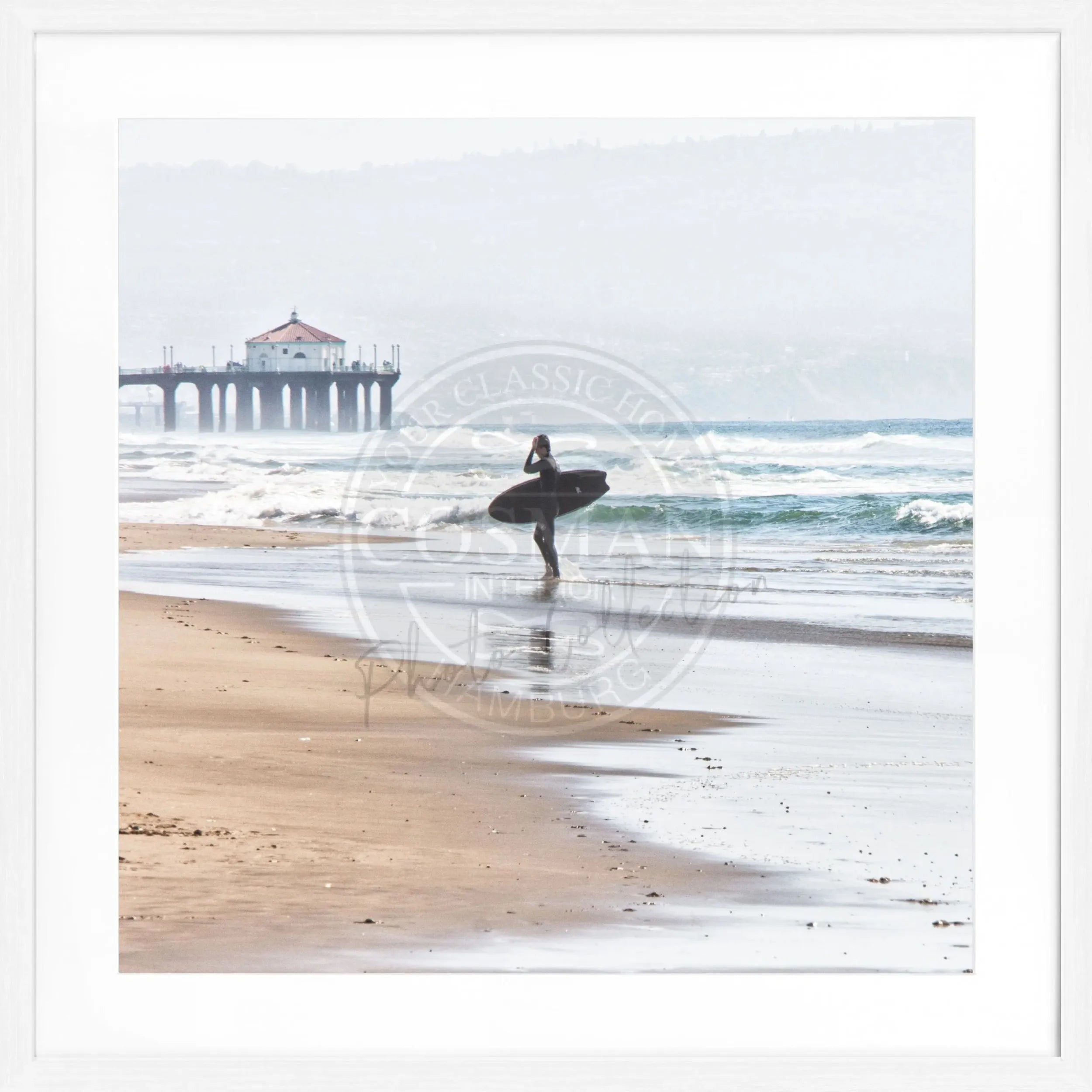 Schwarz-weiß Poster mit Rahmen, Kalifornien Manhattan Beach Surfer Motiv, quadratisch 55x55cm, von Cosman-Photocollection