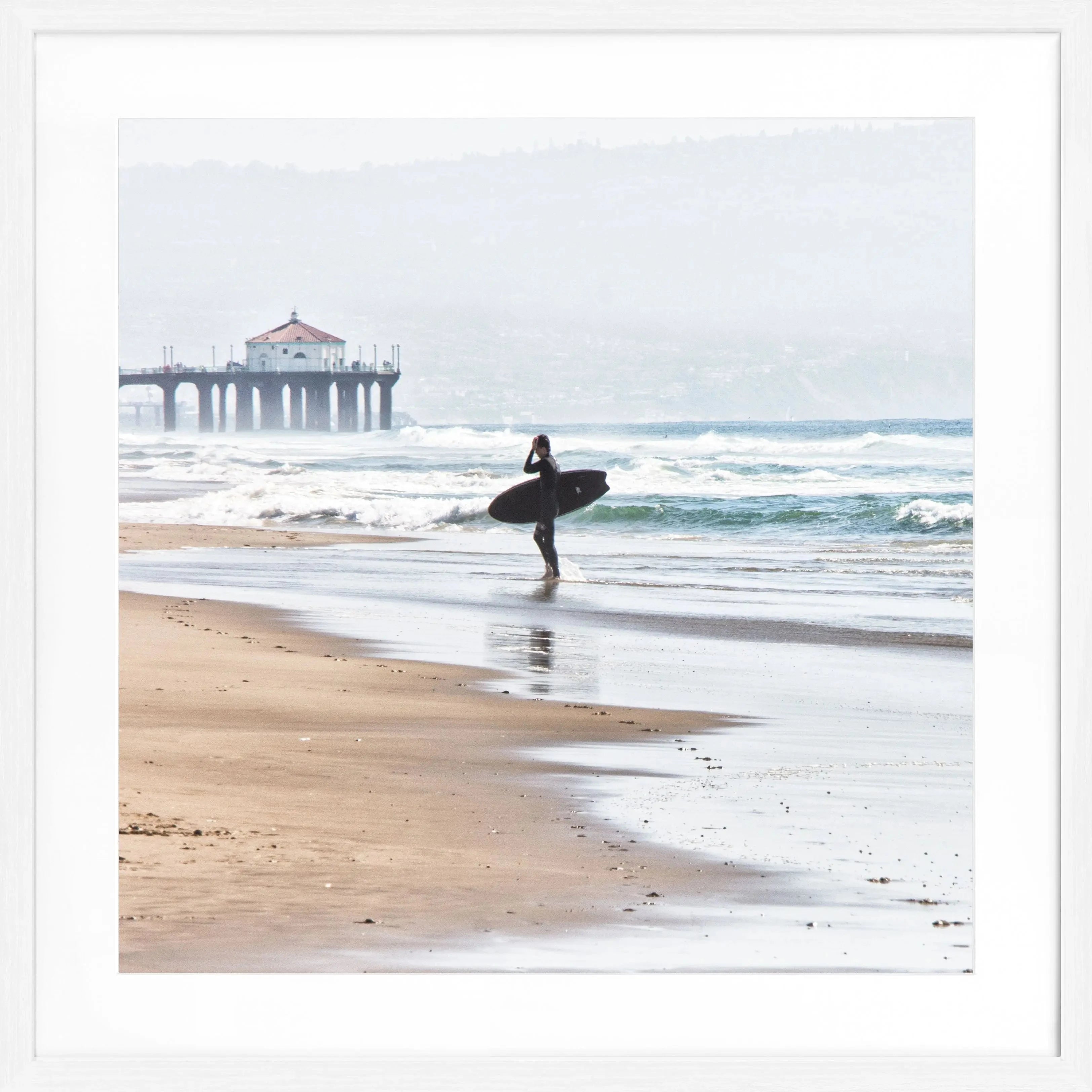 Schwarz-weiß Poster mit Rahmen, Kalifornien Manhattan Beach Surfer Motiv, quadratisch 55x55cm, von Cosman-Photocollection