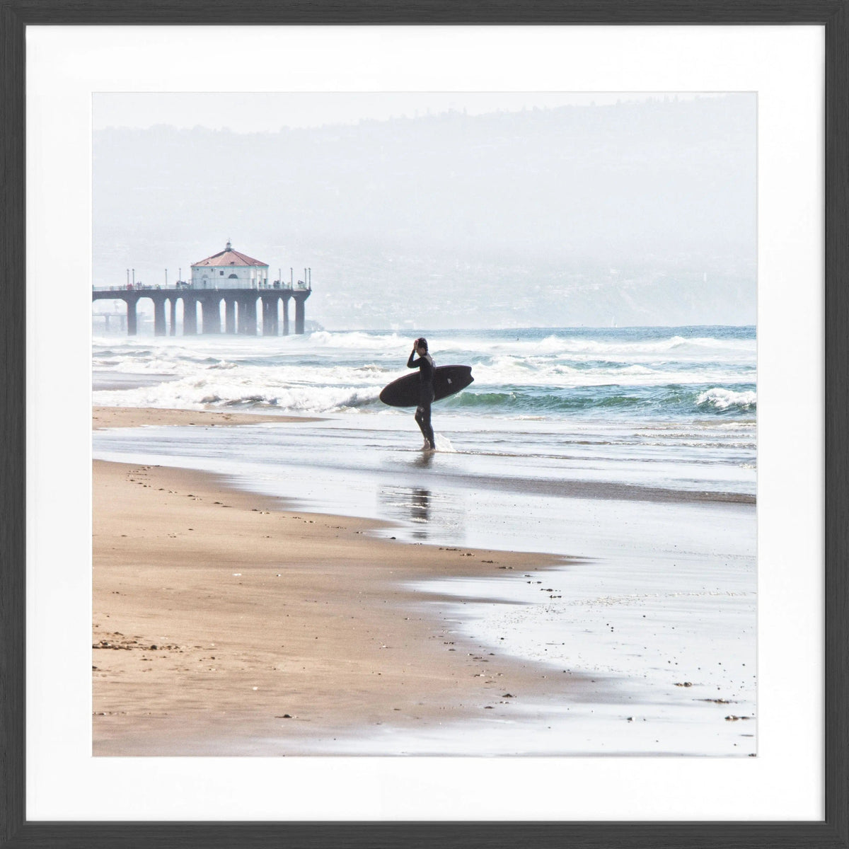 Schwarz-weiß Poster mit Rahmen von Cosman-Photocollection, Kalifornien Manhattan Beach Surfer, quadratisch, 55x55cm, Wanddekoration