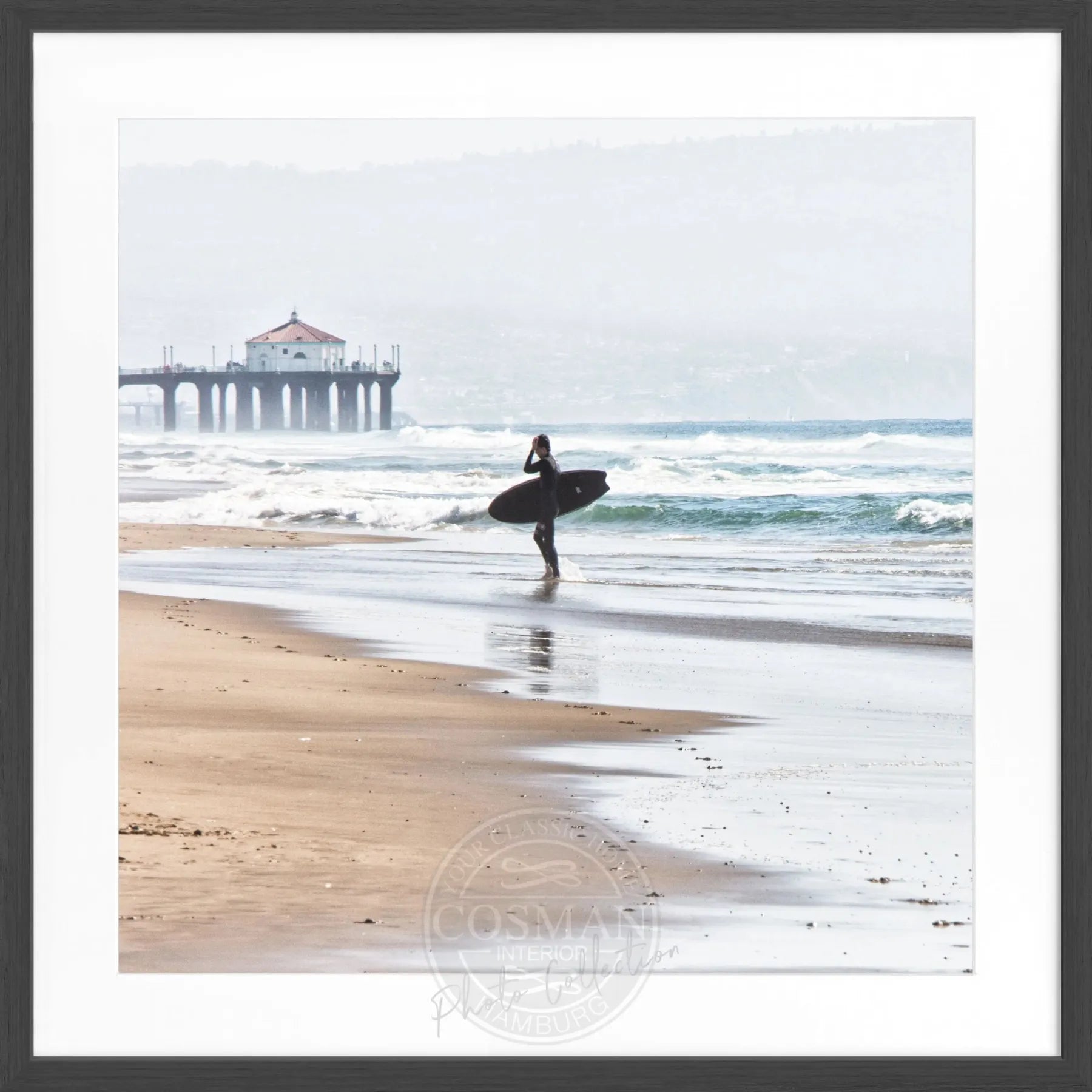 Schwarz-weiß Poster mit Rahmen von Cosman-Photocollection, Kalifornien Manhattan Beach Surfer, quadratisch, 55x55cm, Wanddekoration