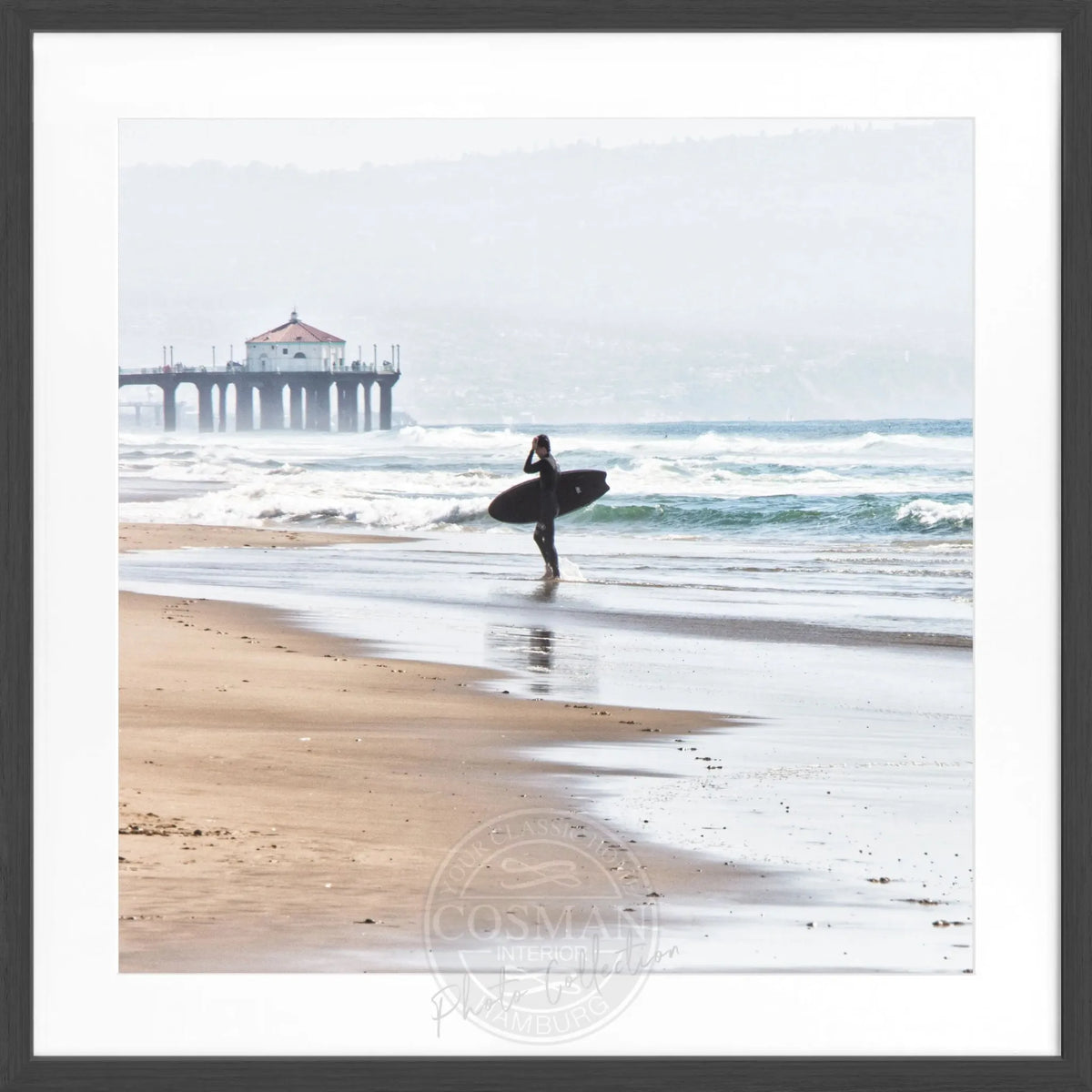 Schwarz-weiß Poster mit Rahmen von Cosman-Photocollection, Kalifornien Manhattan Beach Surfer, quadratisch, 55x55cm, Wanddekoration