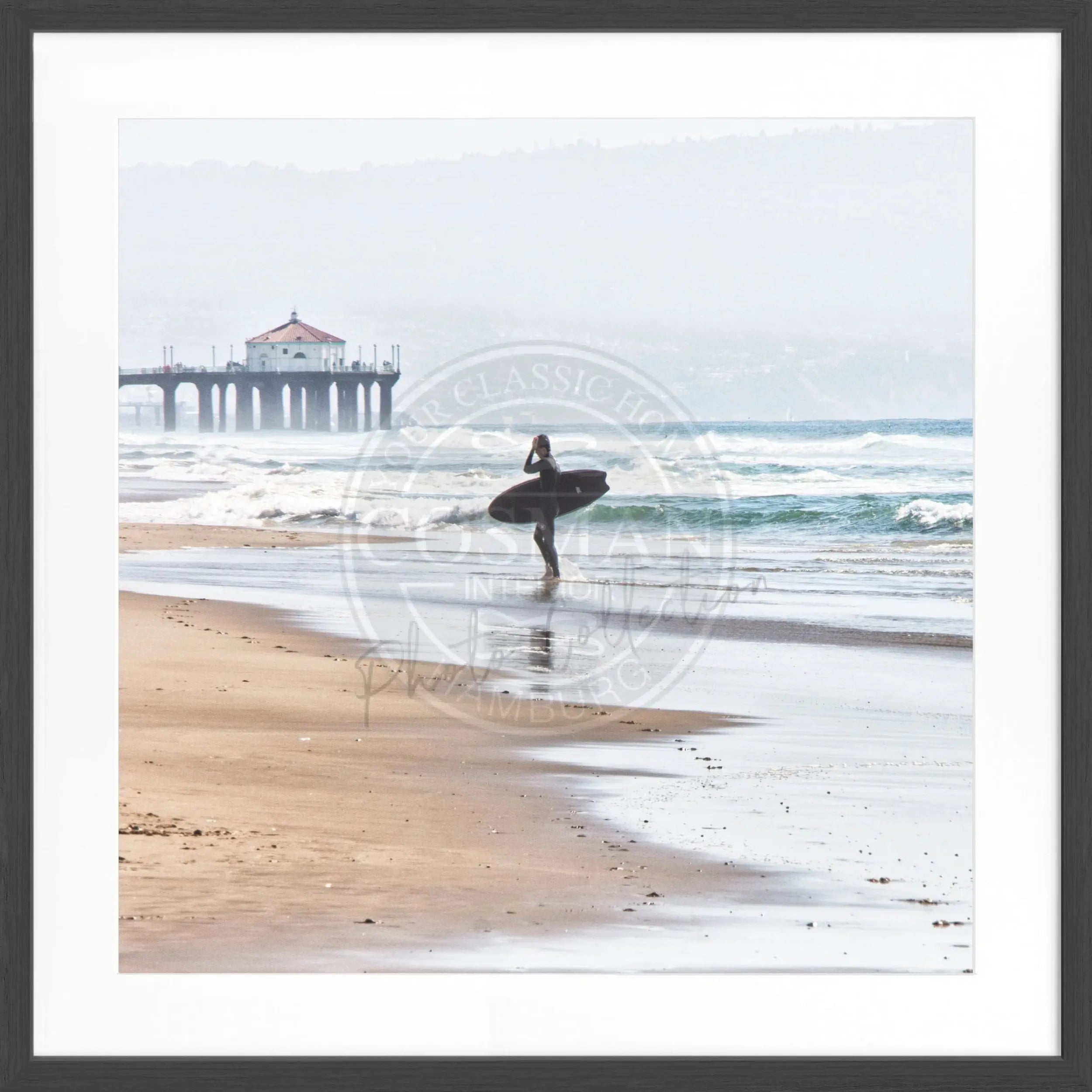 Schwarz-weiß Poster mit Rahmen von Cosman-Photocollection, Kalifornien Manhattan Beach Surfer, quadratisch, 55x55cm, Wanddekoration