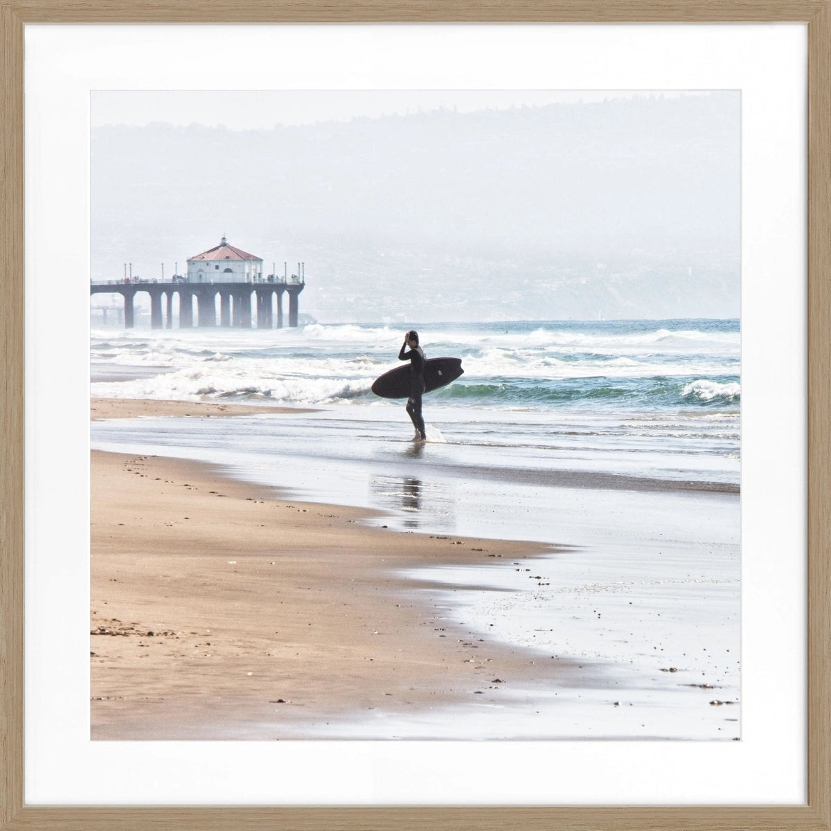 Schwarz-weiß Poster mit Rahmen, Kalifornien Manhattan Beach Surfer Motiv, quadratisch, 55x55cm, von Cosman-Photocollection
