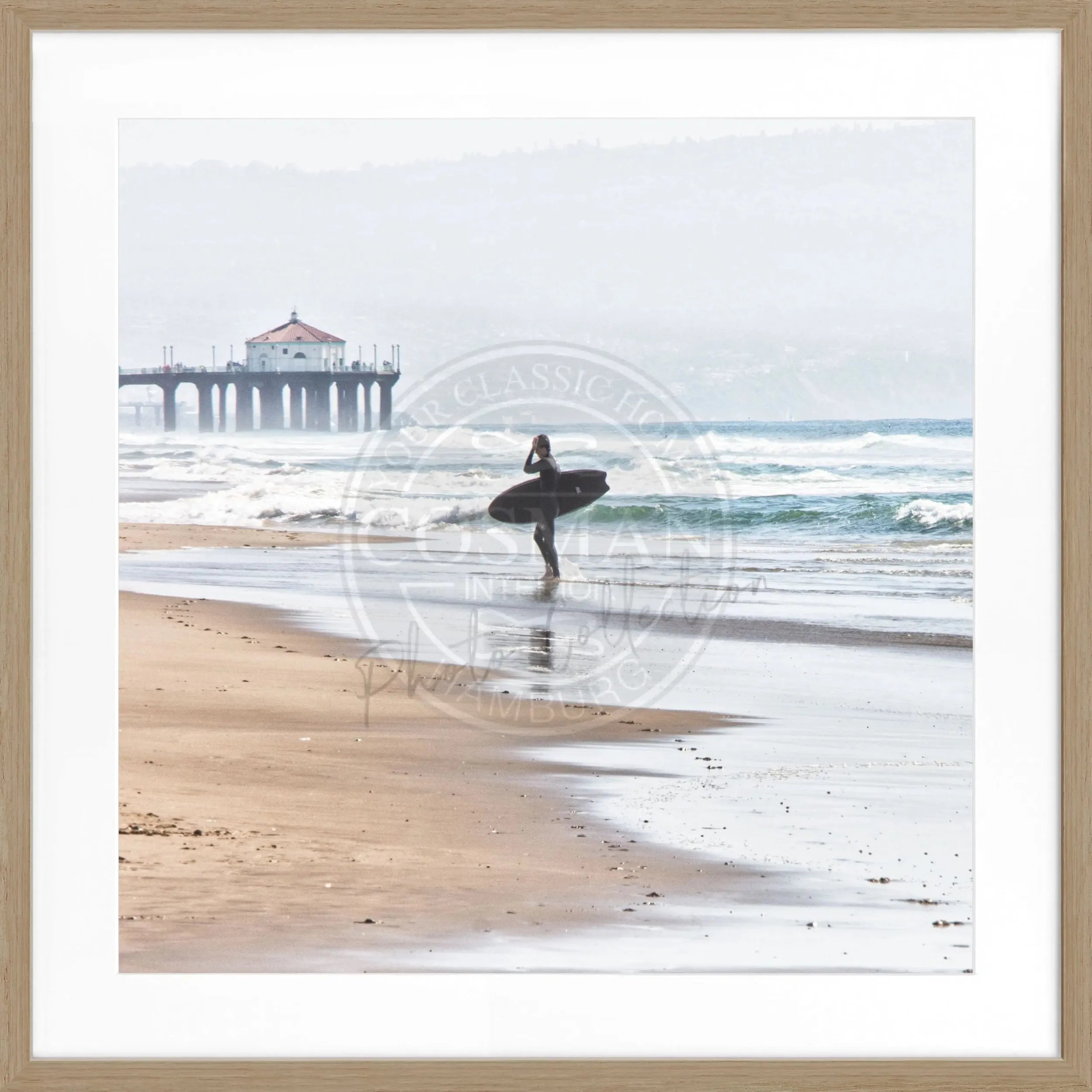 Schwarz-weiß Poster mit Rahmen, Kalifornien Manhattan Beach Surfer Motiv, quadratisch, 55x55cm, von Cosman-Photocollection
