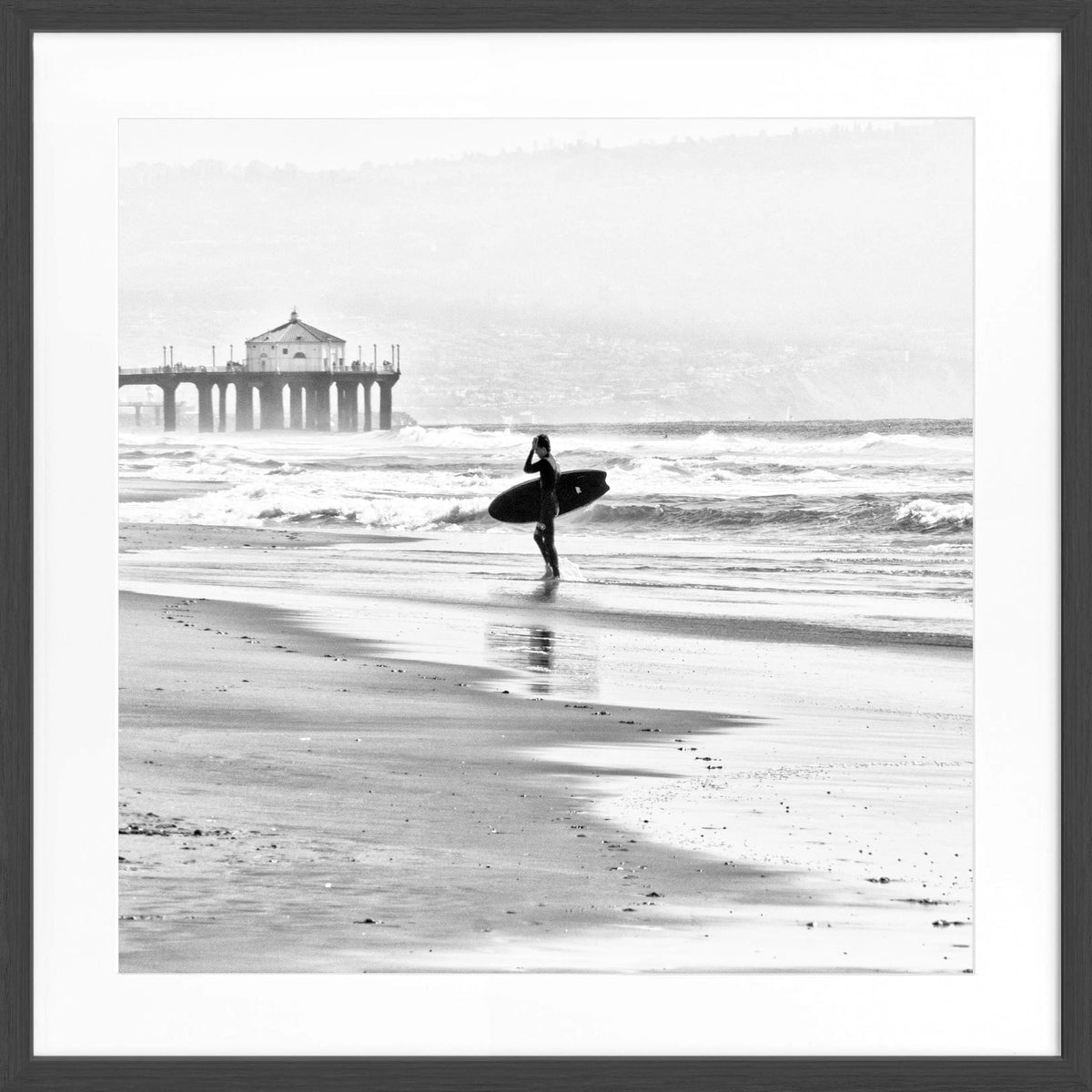 Schwarz-weiß Poster mit Rahmen, Kalifornien Manhattan Beach Surfer Motiv, quadratisch 55x55cm, von Cosman-Photocollection