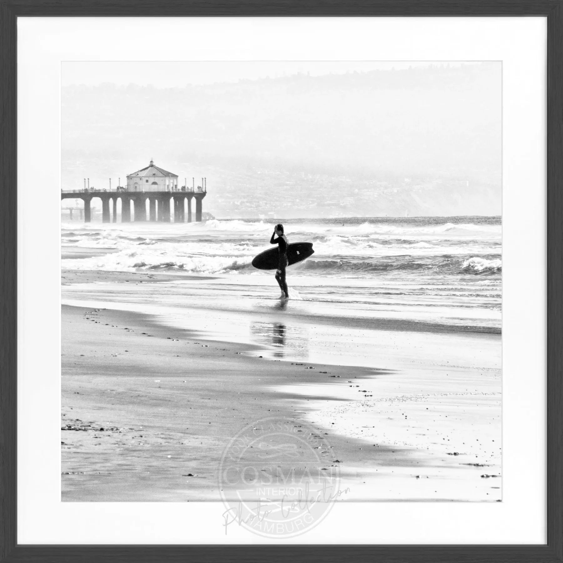 Schwarz-weiß Poster mit Rahmen, Kalifornien Manhattan Beach Surfer Motiv, quadratisch 55x55cm, von Cosman-Photocollection