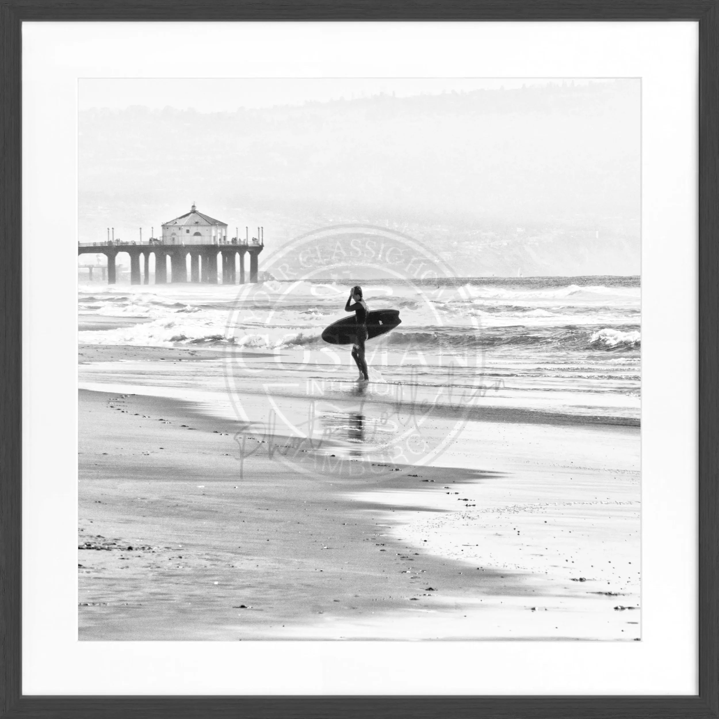 Schwarz-weiß Poster mit Rahmen, Kalifornien Manhattan Beach Surfer Motiv, quadratisch 55x55cm, von Cosman-Photocollection