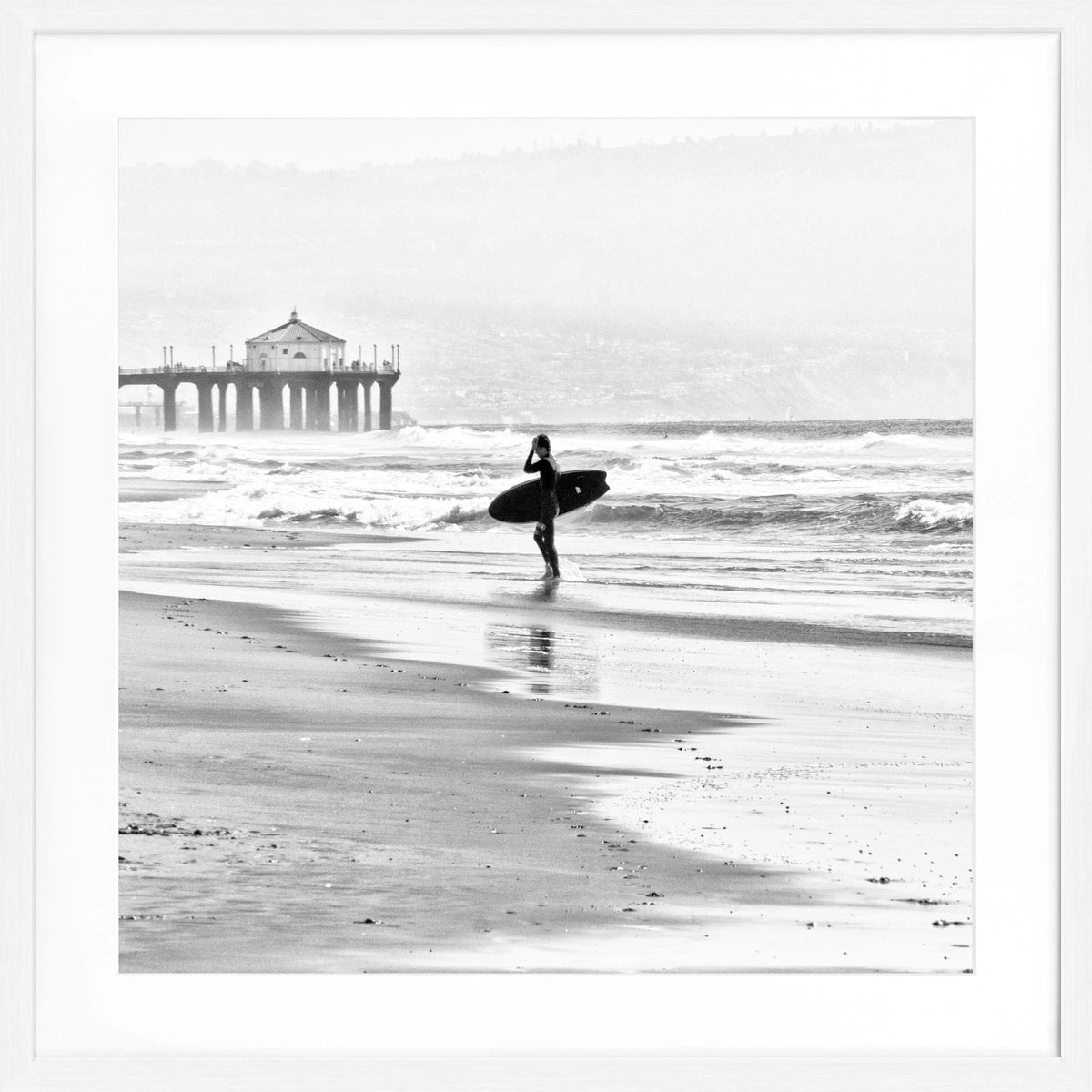 Schwarz-weiß Poster mit Rahmen von Cosman-Photocollection, Kalifornien Manhattan Beach Surfer, quadratisch 55x55cm.