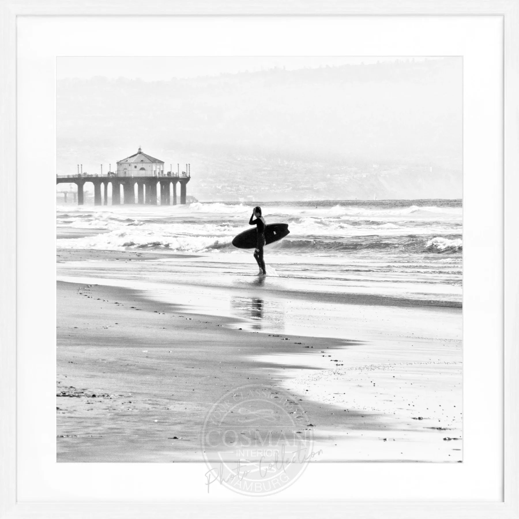 Schwarz-weiß Poster mit Rahmen von Cosman-Photocollection, Kalifornien Manhattan Beach Surfer, quadratisch 55x55cm.