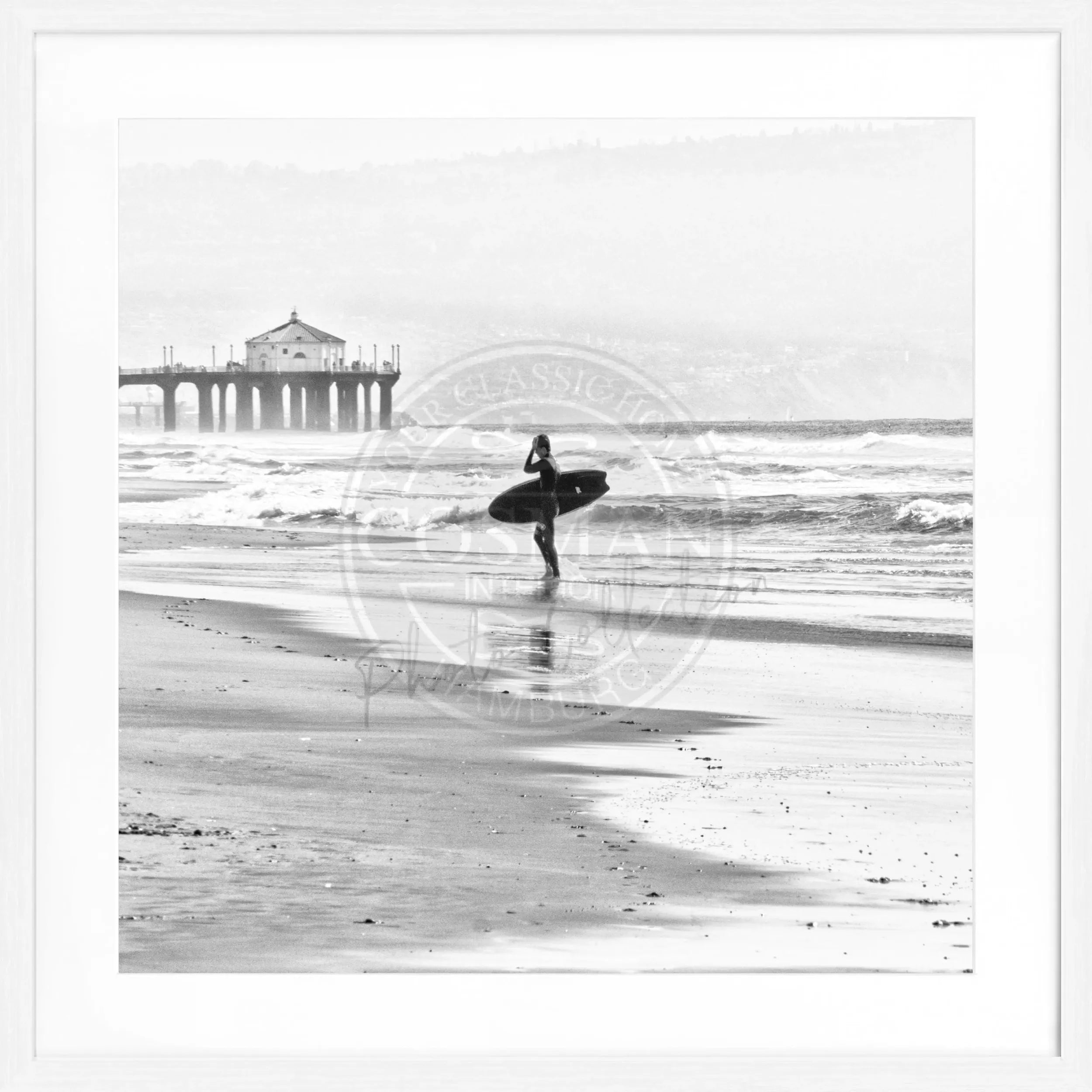 Schwarz-weiß Poster mit Rahmen von Cosman-Photocollection, Kalifornien Manhattan Beach Surfer, quadratisch 55x55cm.