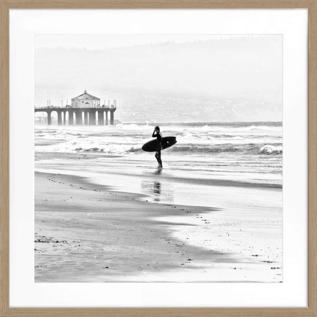 Schwarz-weiß Poster mit Rahmen, Kalifornien Manhattan Beach Surfer, quadratisch 55x55cm, von Cosman-Photocollection