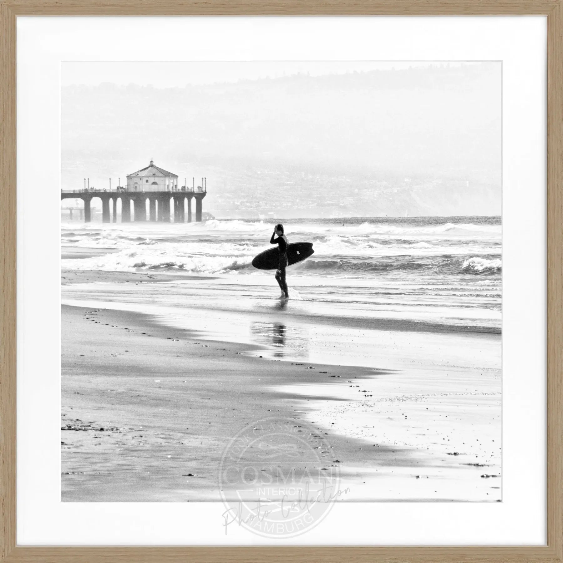 Schwarz-weiß Poster mit Rahmen, Kalifornien Manhattan Beach Surfer, quadratisch 55x55cm, von Cosman-Photocollection