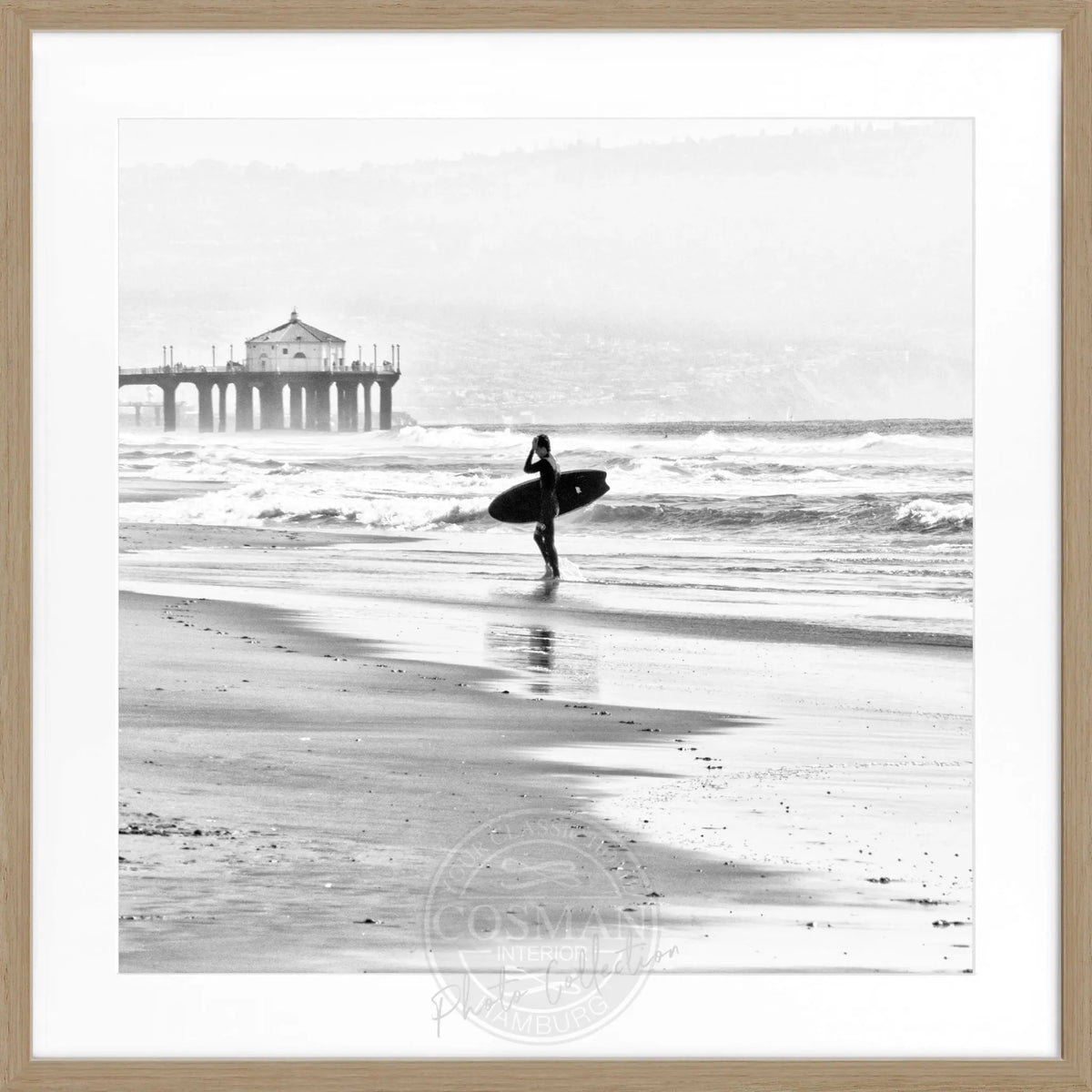 Schwarz-weiß Poster mit Rahmen, Kalifornien Manhattan Beach Surfer, quadratisch 55x55cm, von Cosman-Photocollection