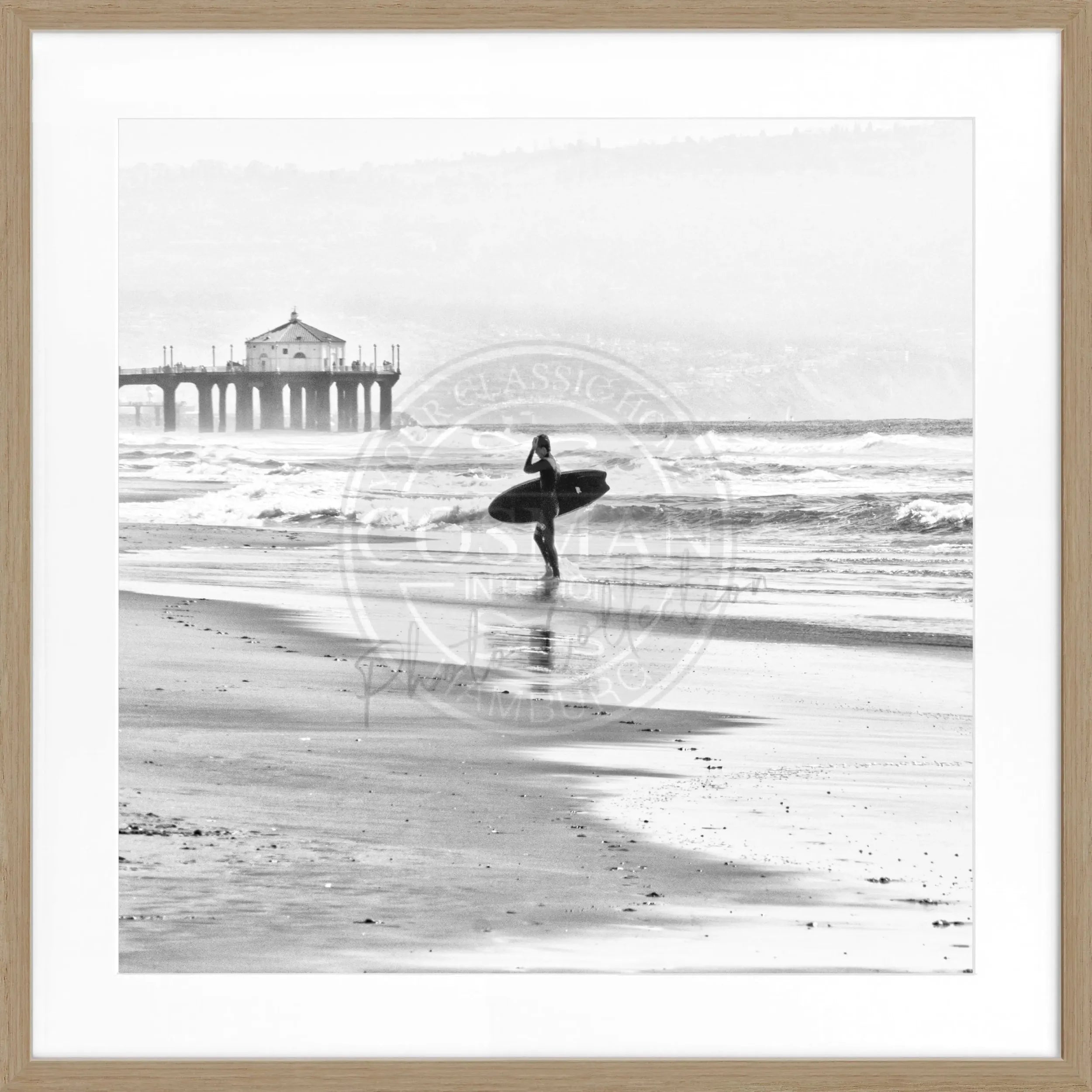 Schwarz-weiß Poster mit Rahmen, Kalifornien Manhattan Beach Surfer, quadratisch 55x55cm, von Cosman-Photocollection