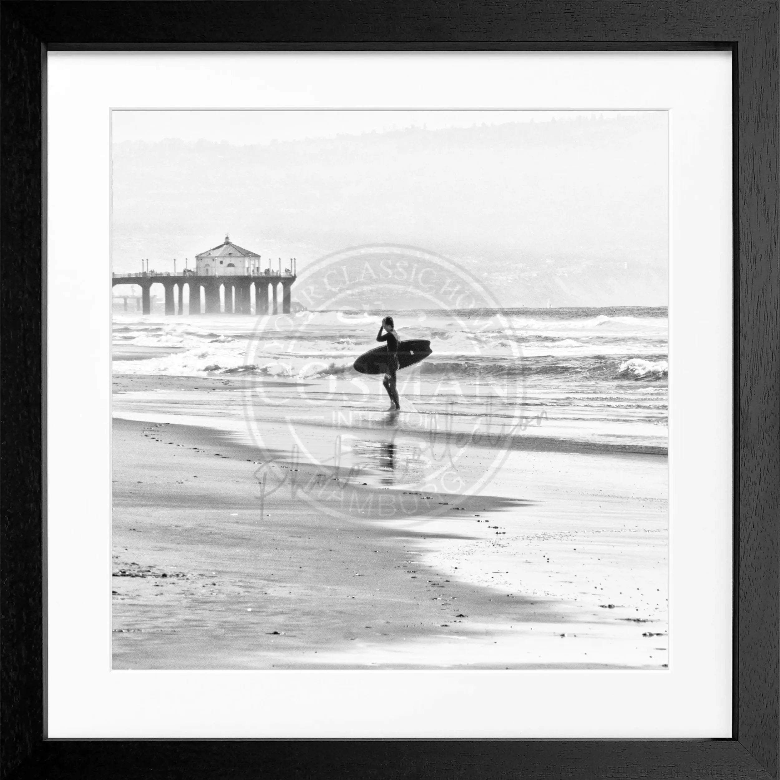 Schwarz-weiß Poster mit Rahmen, Kalifornien Manhattan Beach Surfer Motiv, 55x55cm, von Cosman-Photocollection