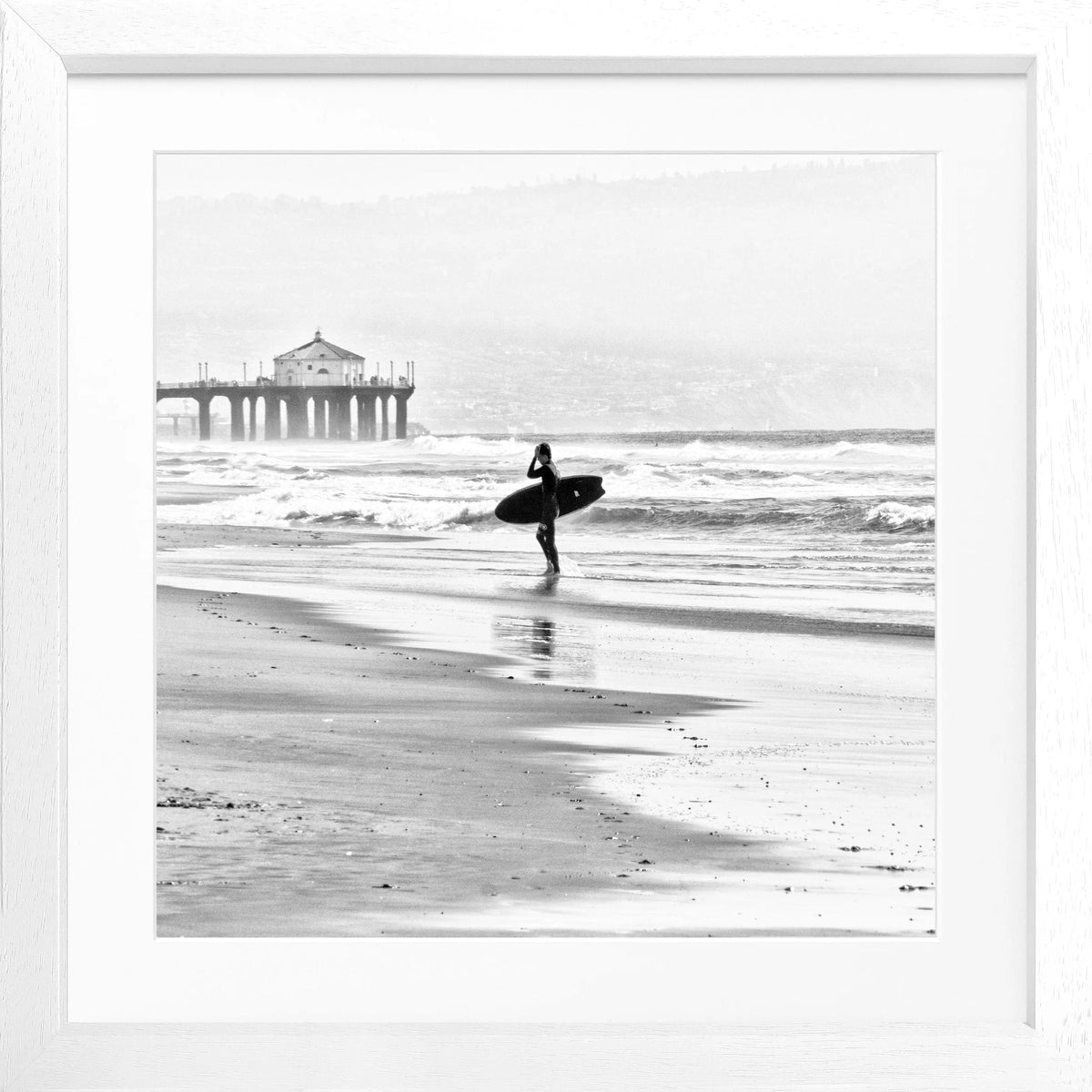 Schwarz-weiß Poster mit Rahmen, Kalifornien Manhattan Beach Surfer, quadratisch 55x55cm, von Cosman-Photocollection